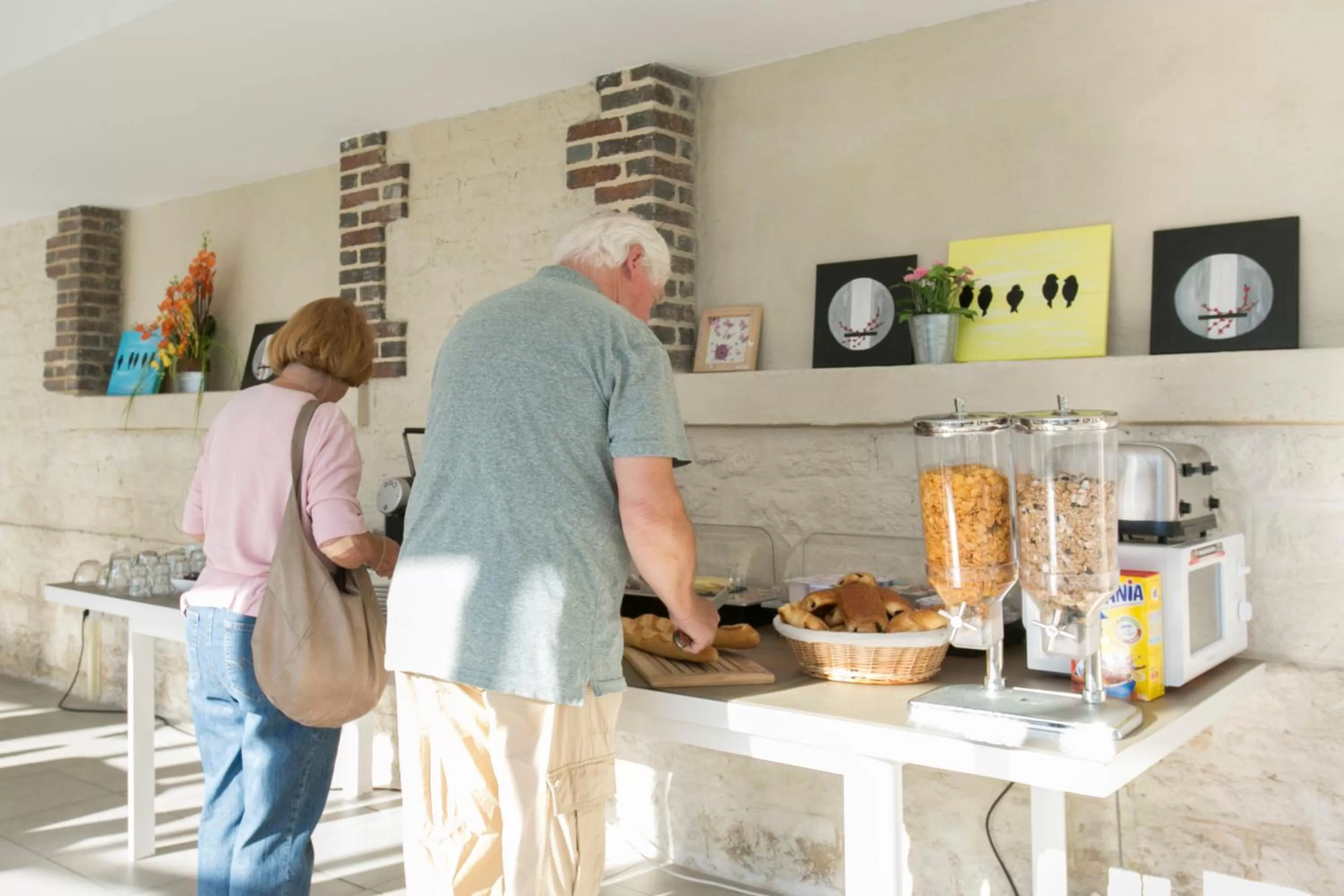 Restaurant/places to eat in Zenao Appart'hôtels Troyes