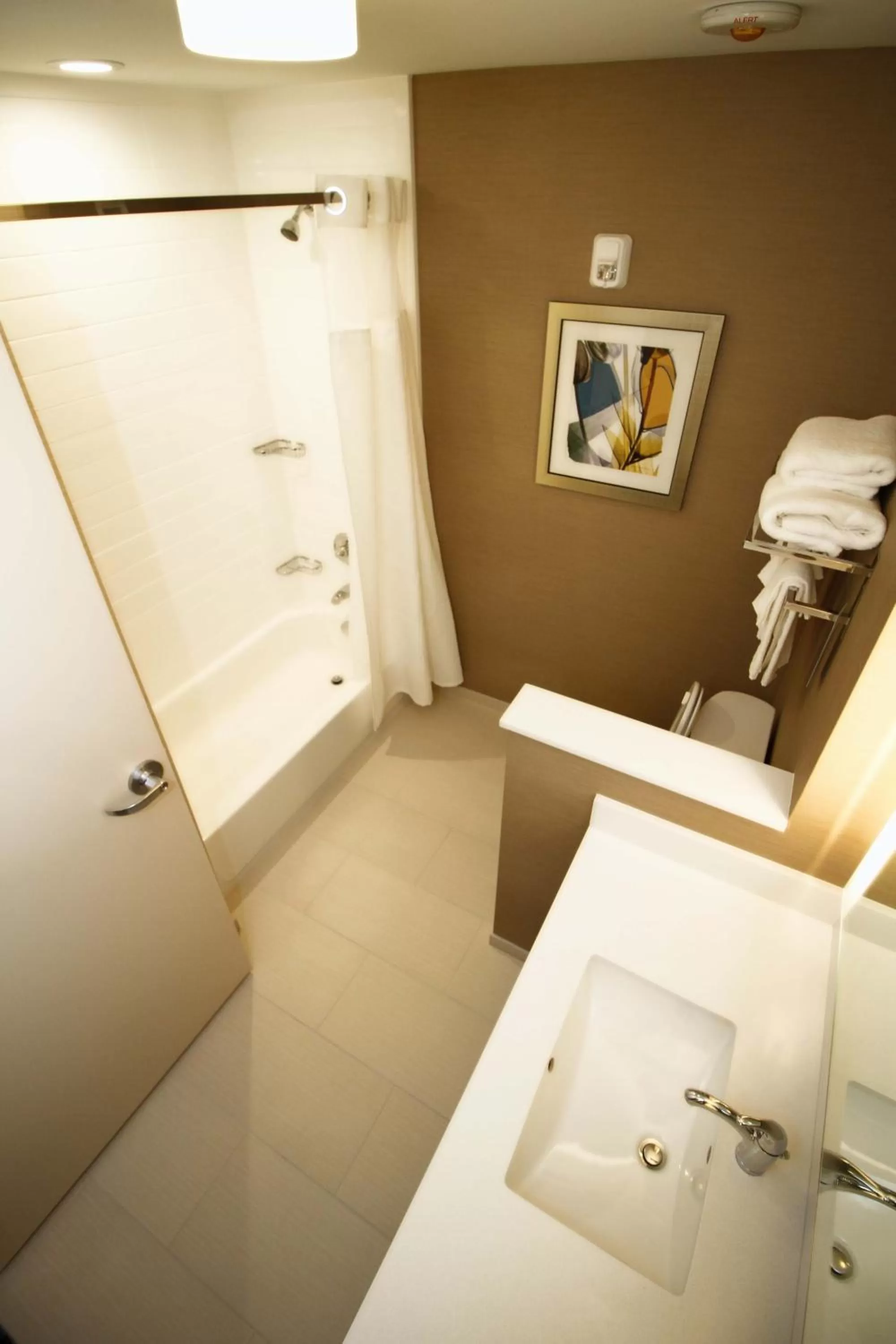Bath in Fairfield Inn & Suites by Marriott London