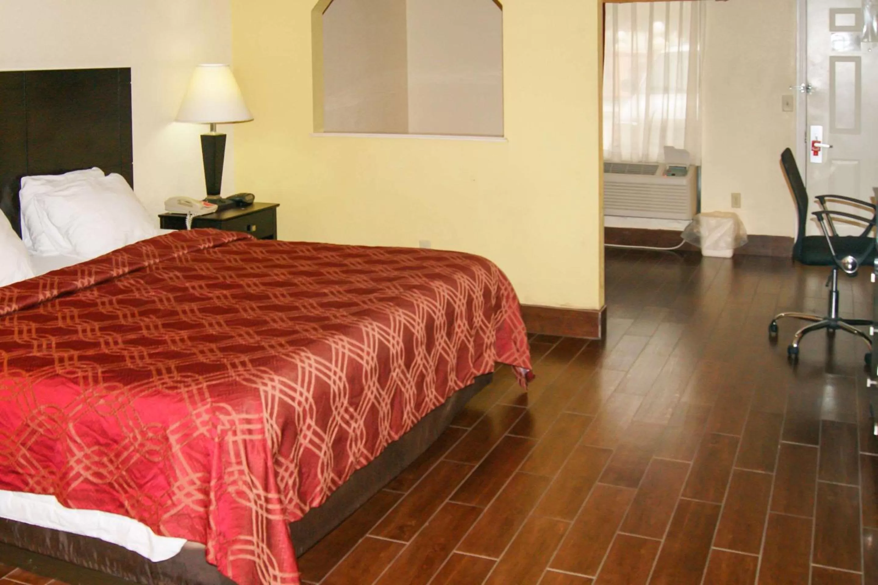 Photo of the whole room, Bed in Econo Lodge Inn & Suites West - Energy Corridor