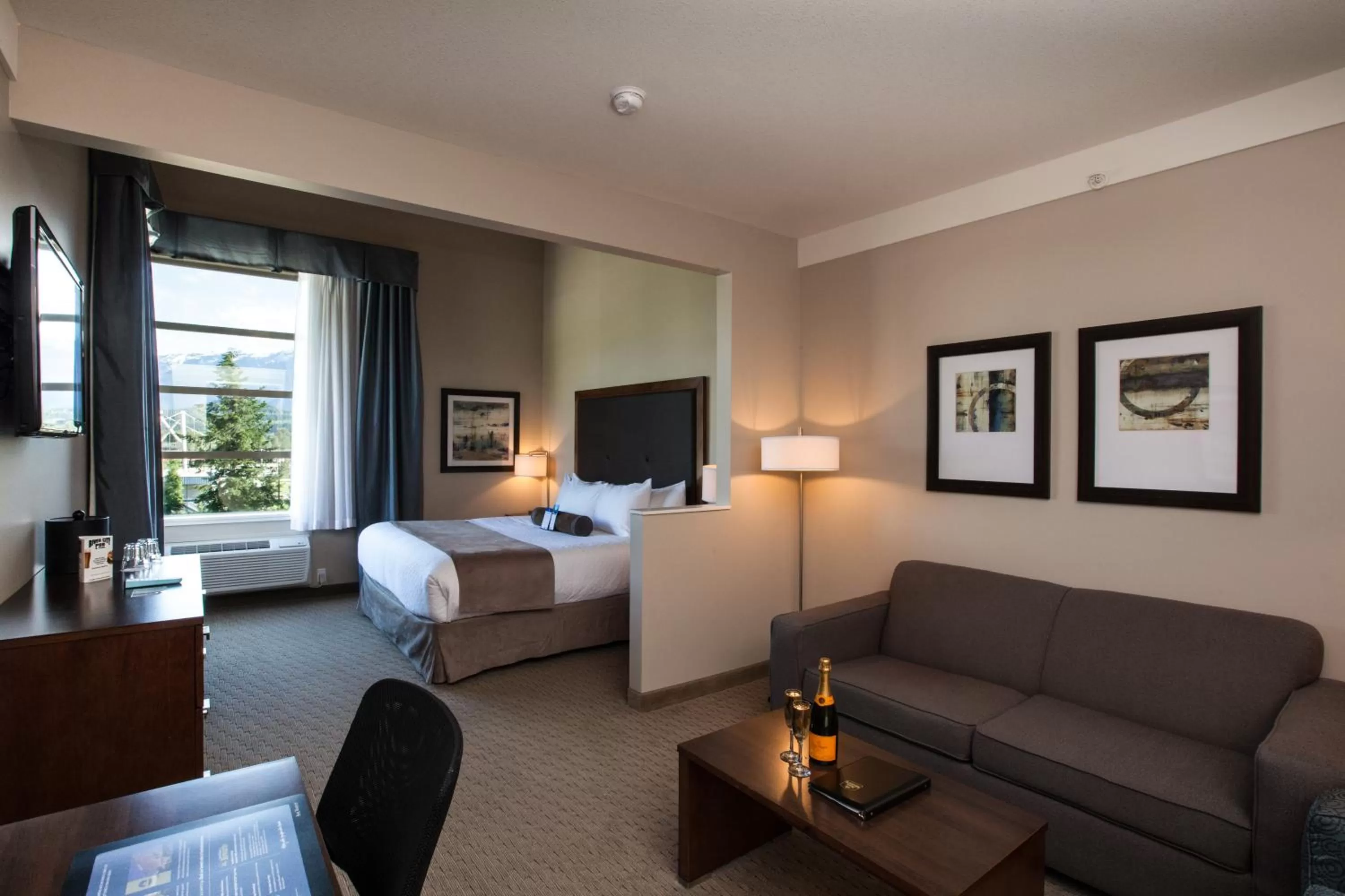 King Suite with Sofa Bed - Non-Smoking in Best Western Plus Revelstoke