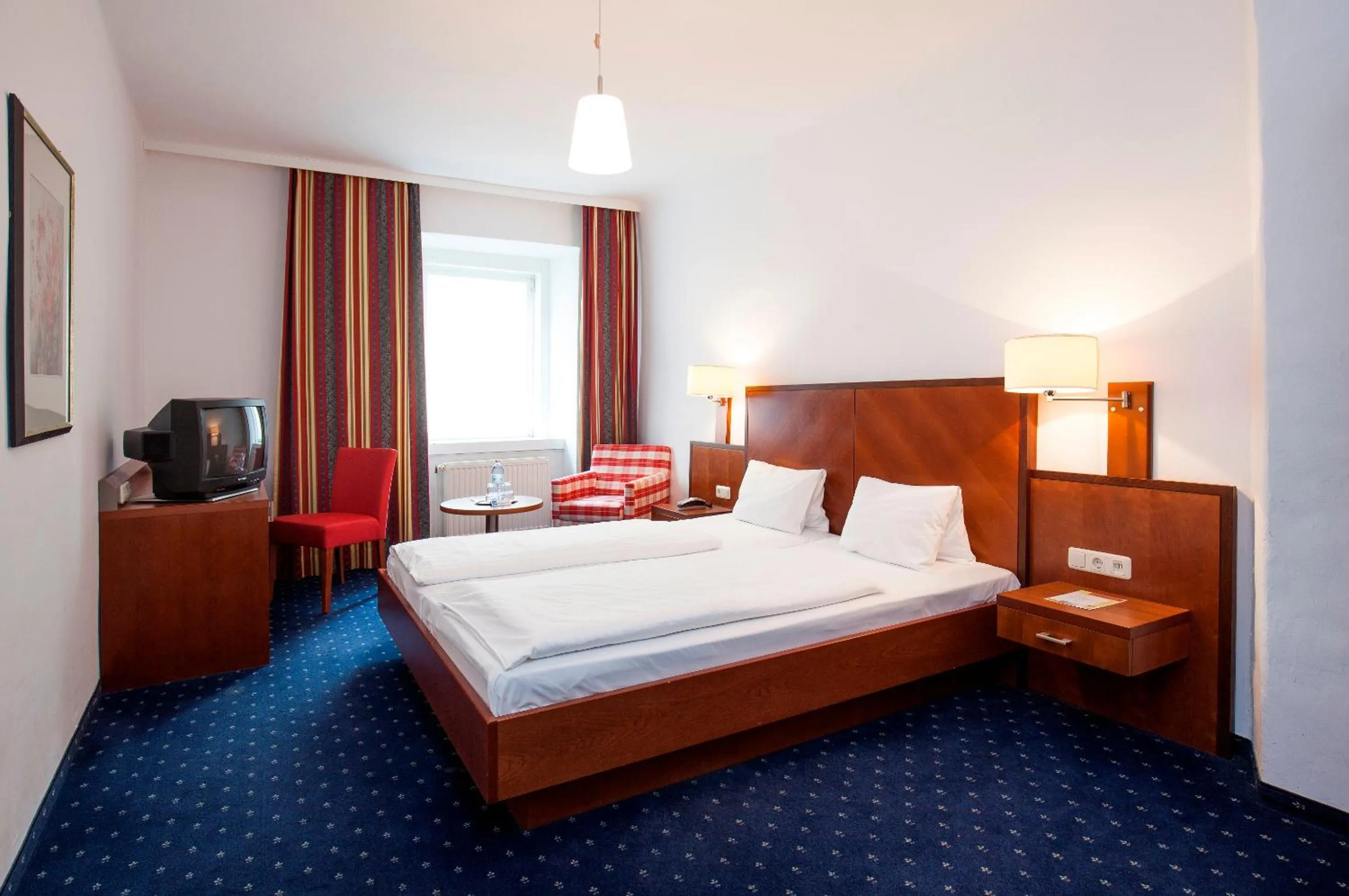 Photo of the whole room, Bed in Keramikhotel Goldener Brunnen