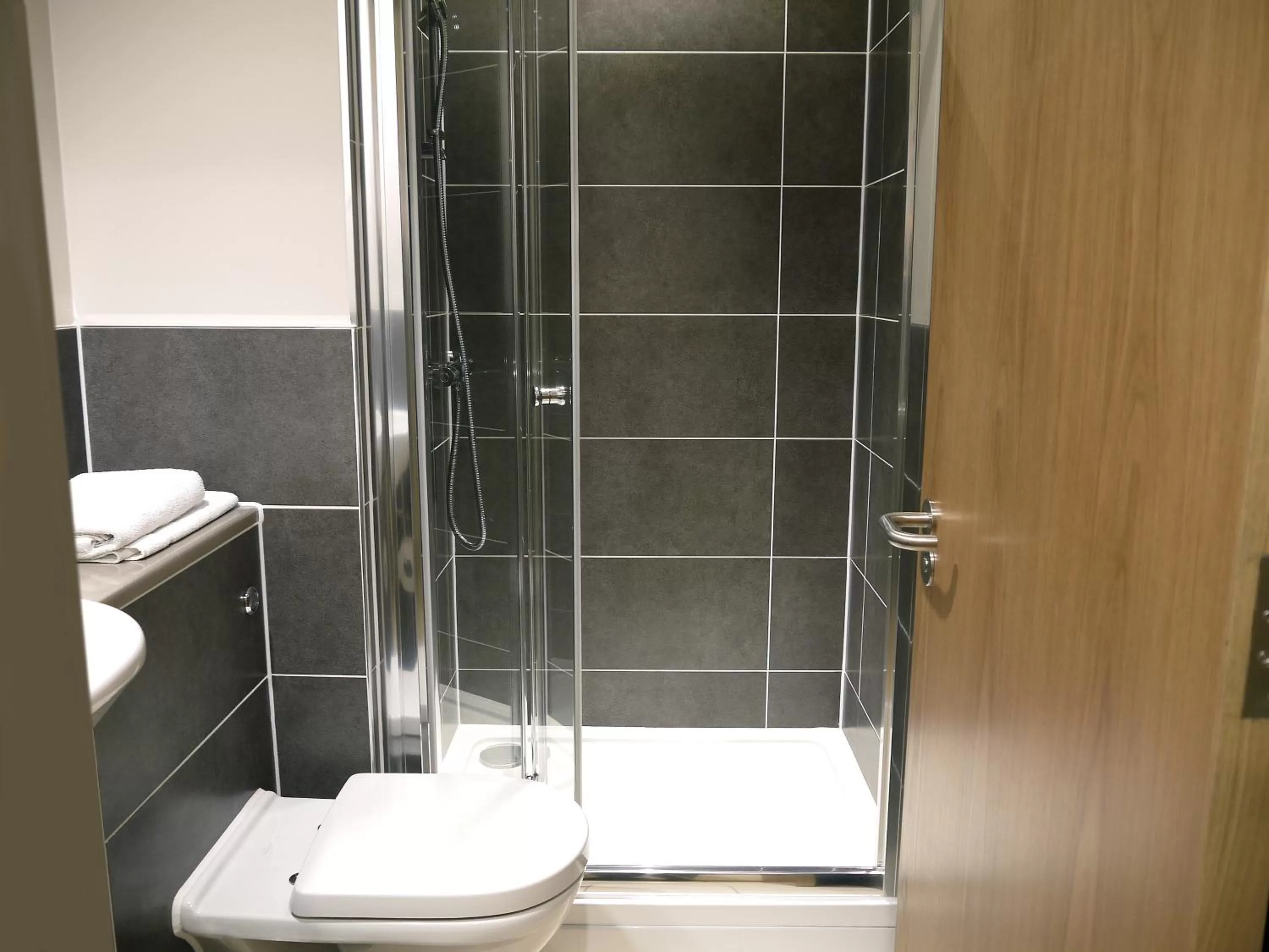 Bathroom in Britannia Study Hotel