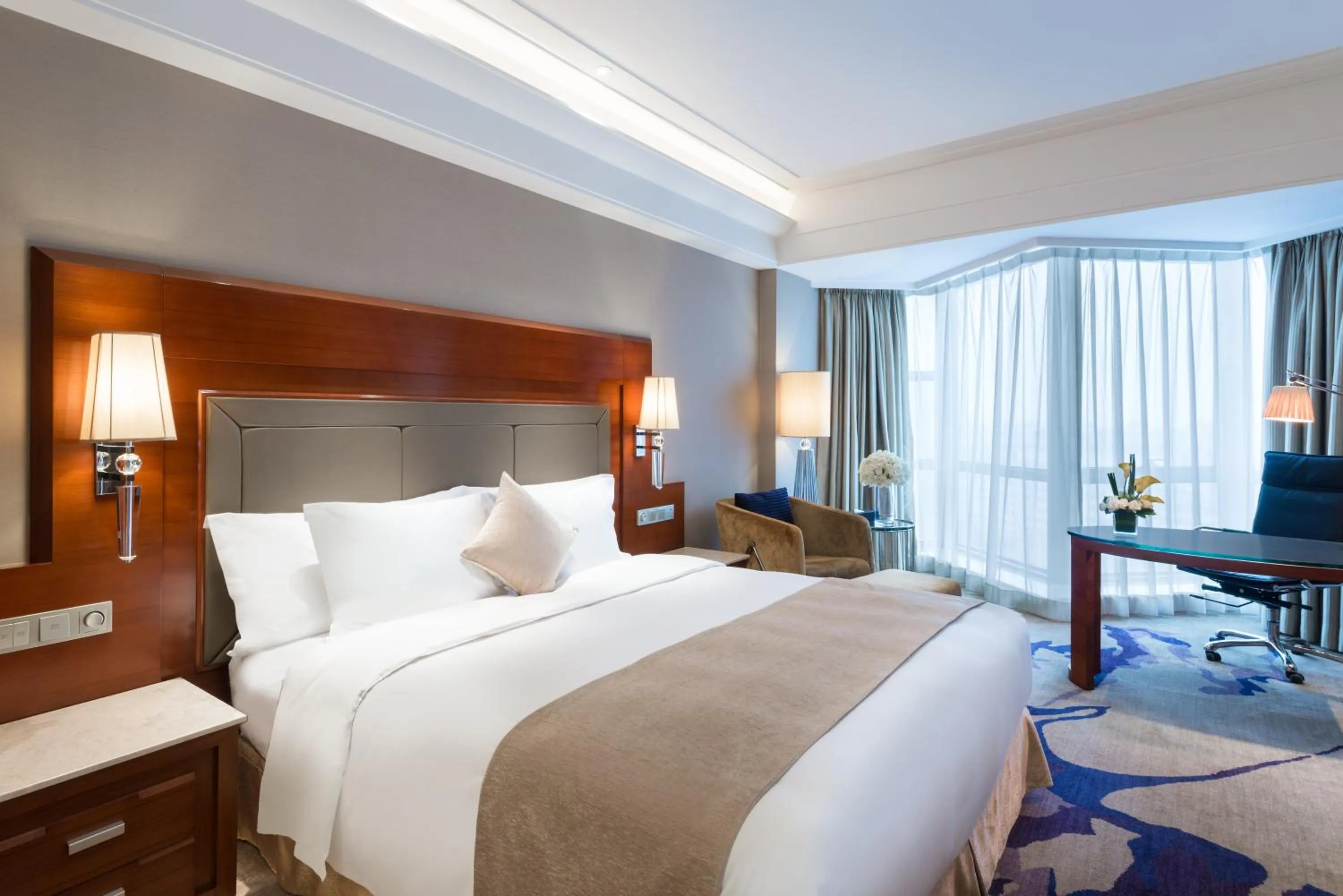 Photo of the whole room, Bed in Crowne Plaza Shenyang Parkview, an IHG Hotel