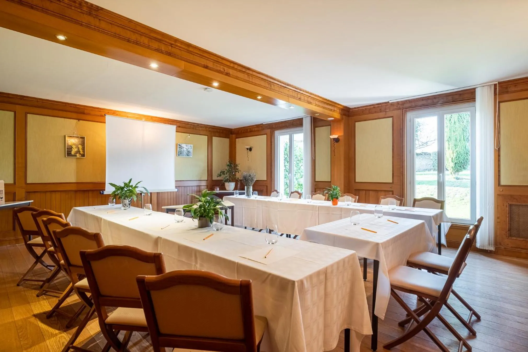 Meeting/conference room in Domaine de l'Echassier, The Originals Relais