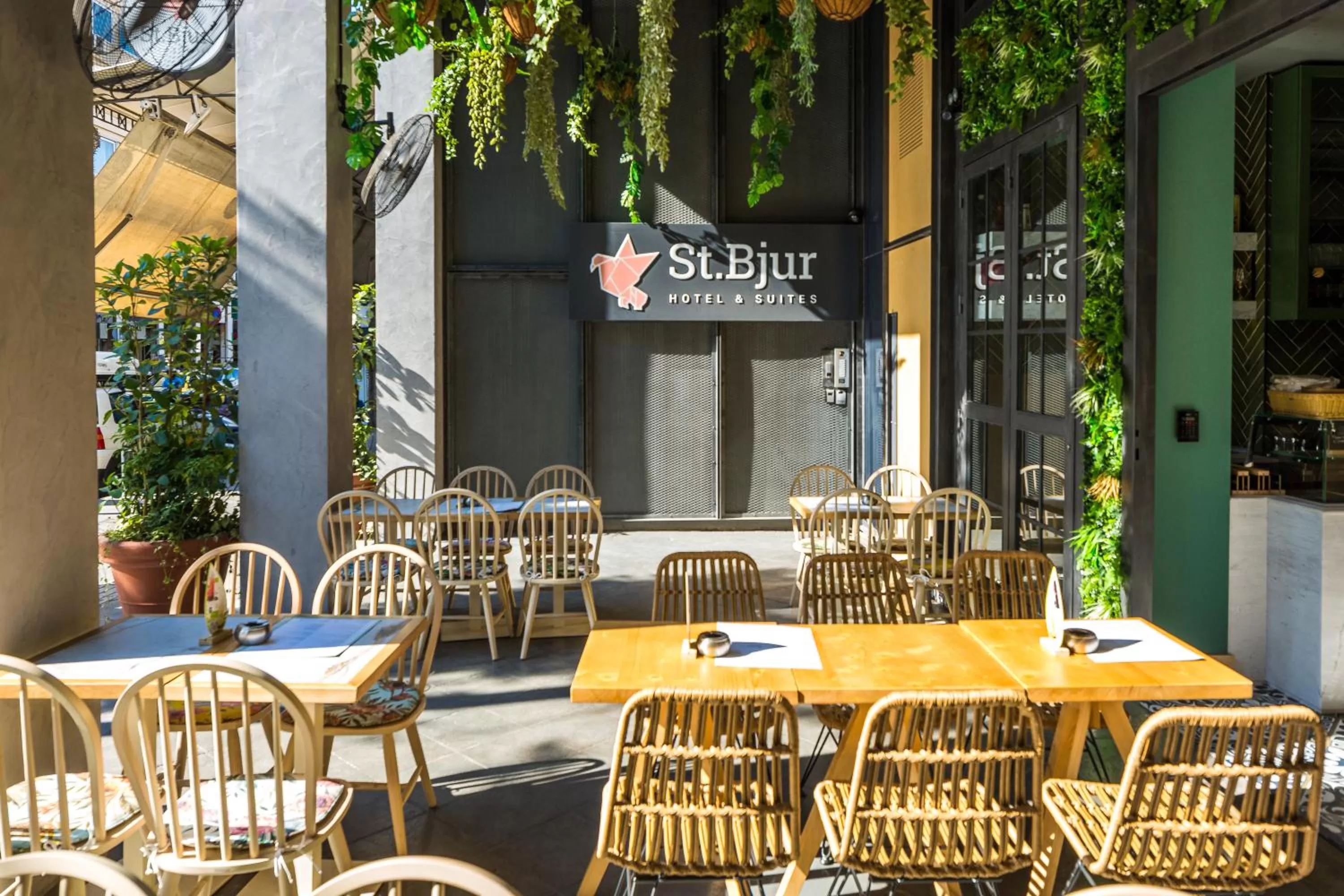 Restaurant/places to eat in St. Bjur Suites