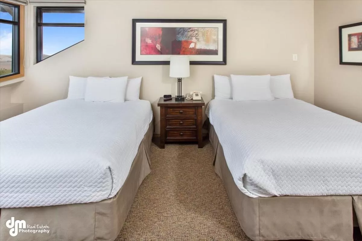 Bed in Kenai Airport Hotel