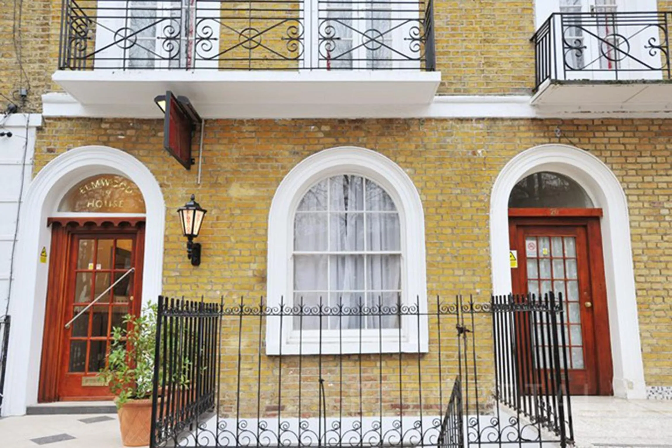 Facade/entrance in Elmwood Hotel