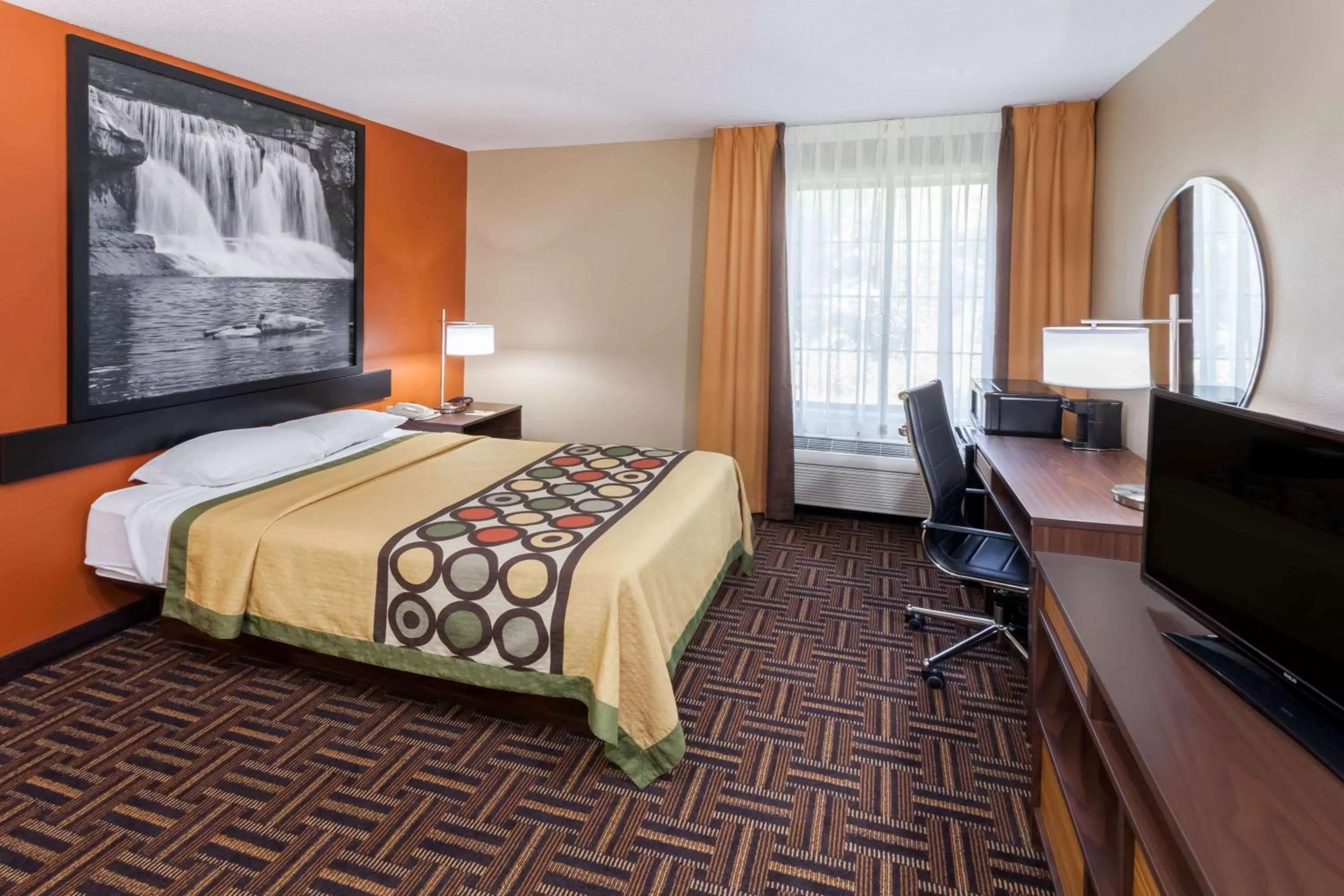 Photo of the whole room, Bed in Super 8 by Wyndham Rochester