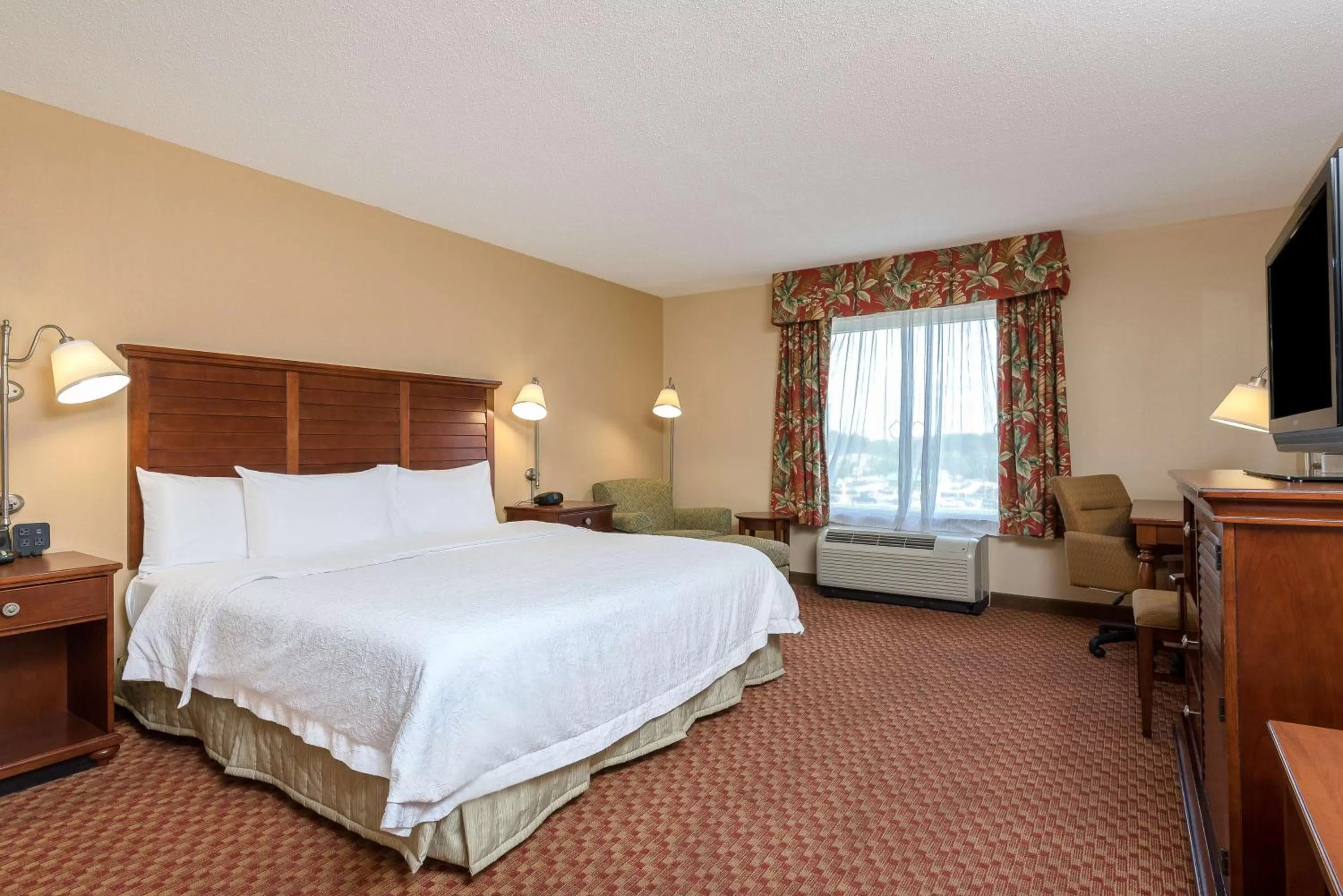 Bed in Hampton Inn & Suites Florence-North-I-95