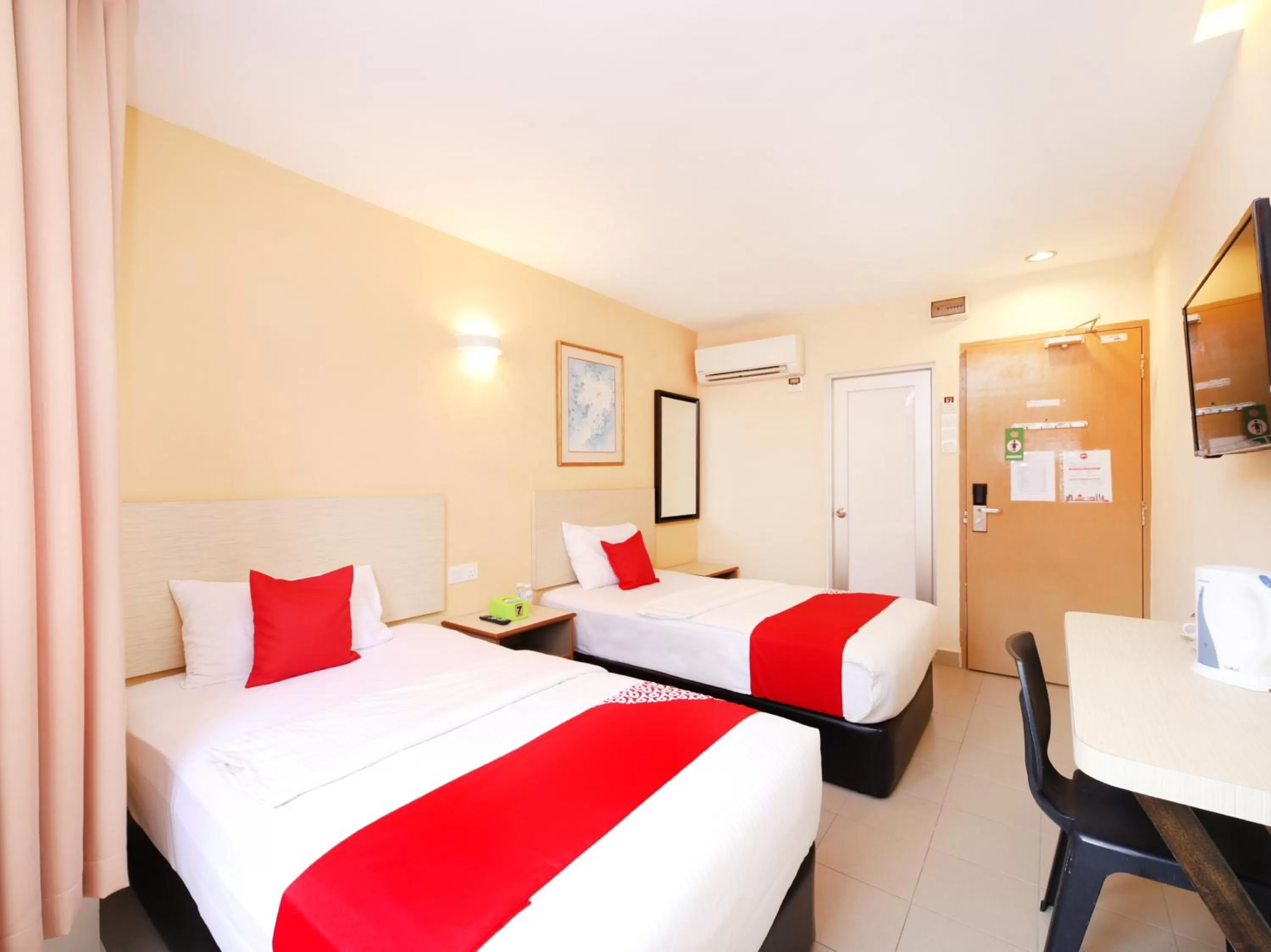 Bedroom in Super OYO 635 Seven Days Hotel