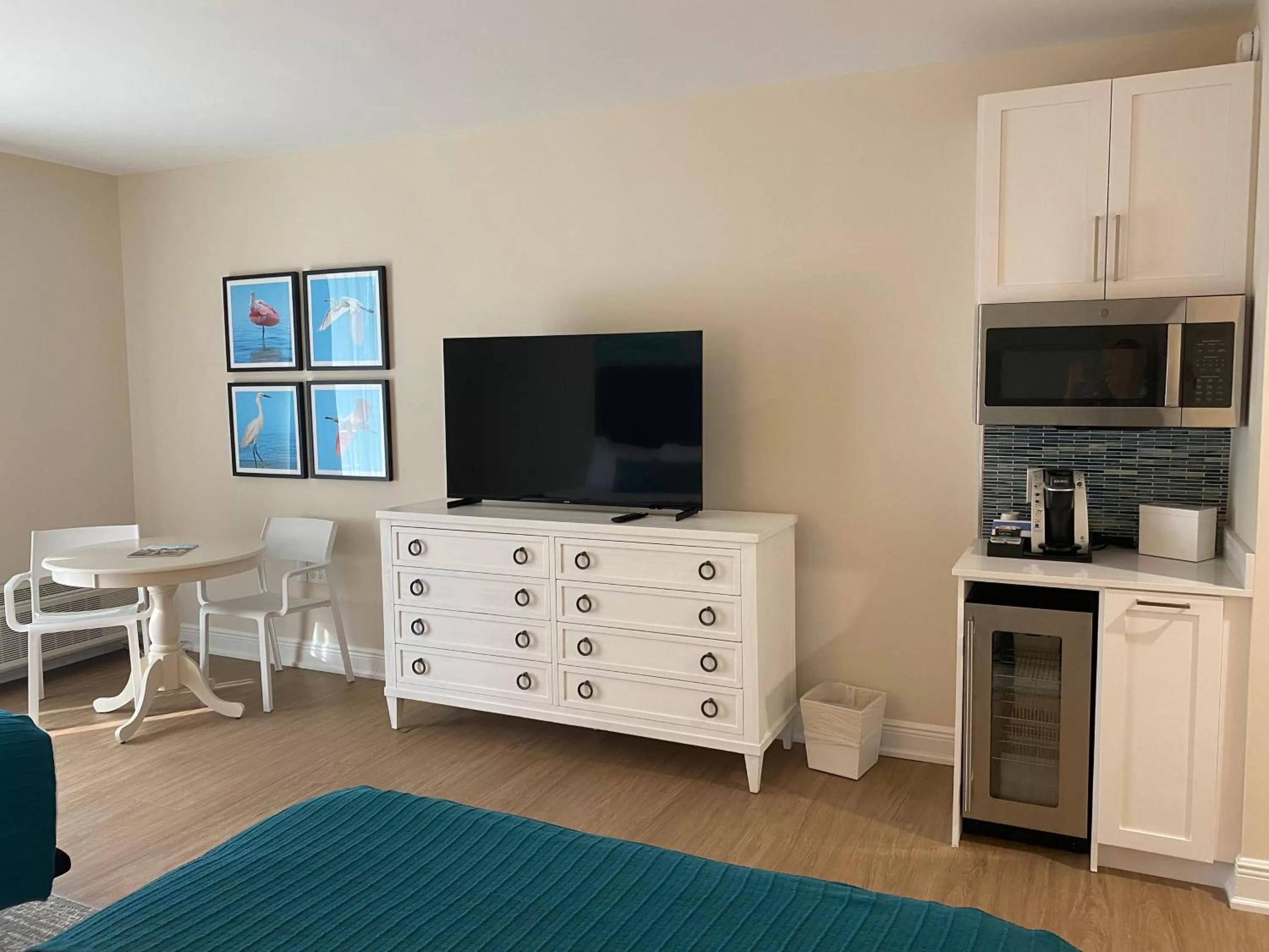 Kitchen or kitchenette in The Capri Inn