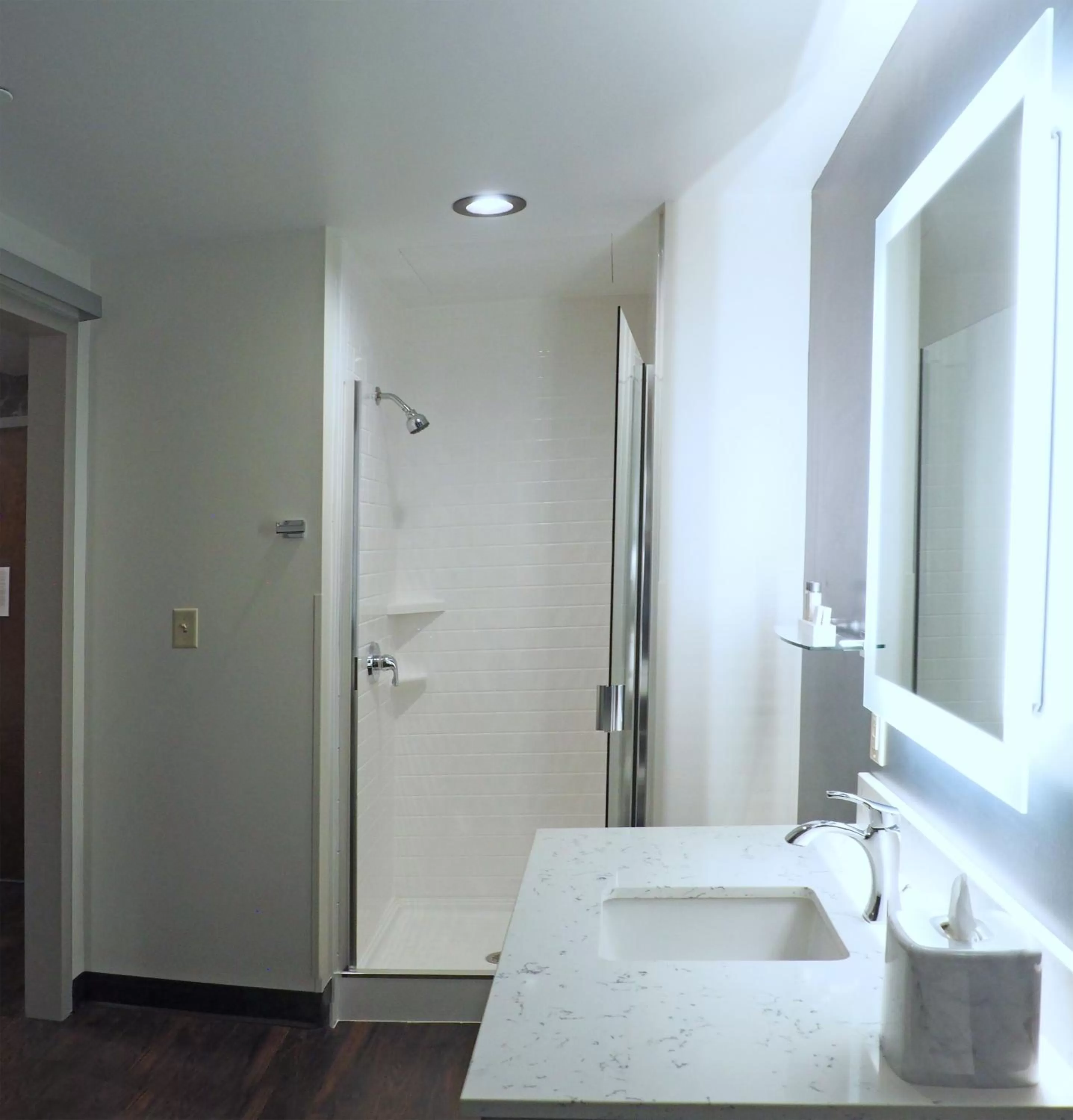 Bathroom, Bed in Kahler Grand Hotel