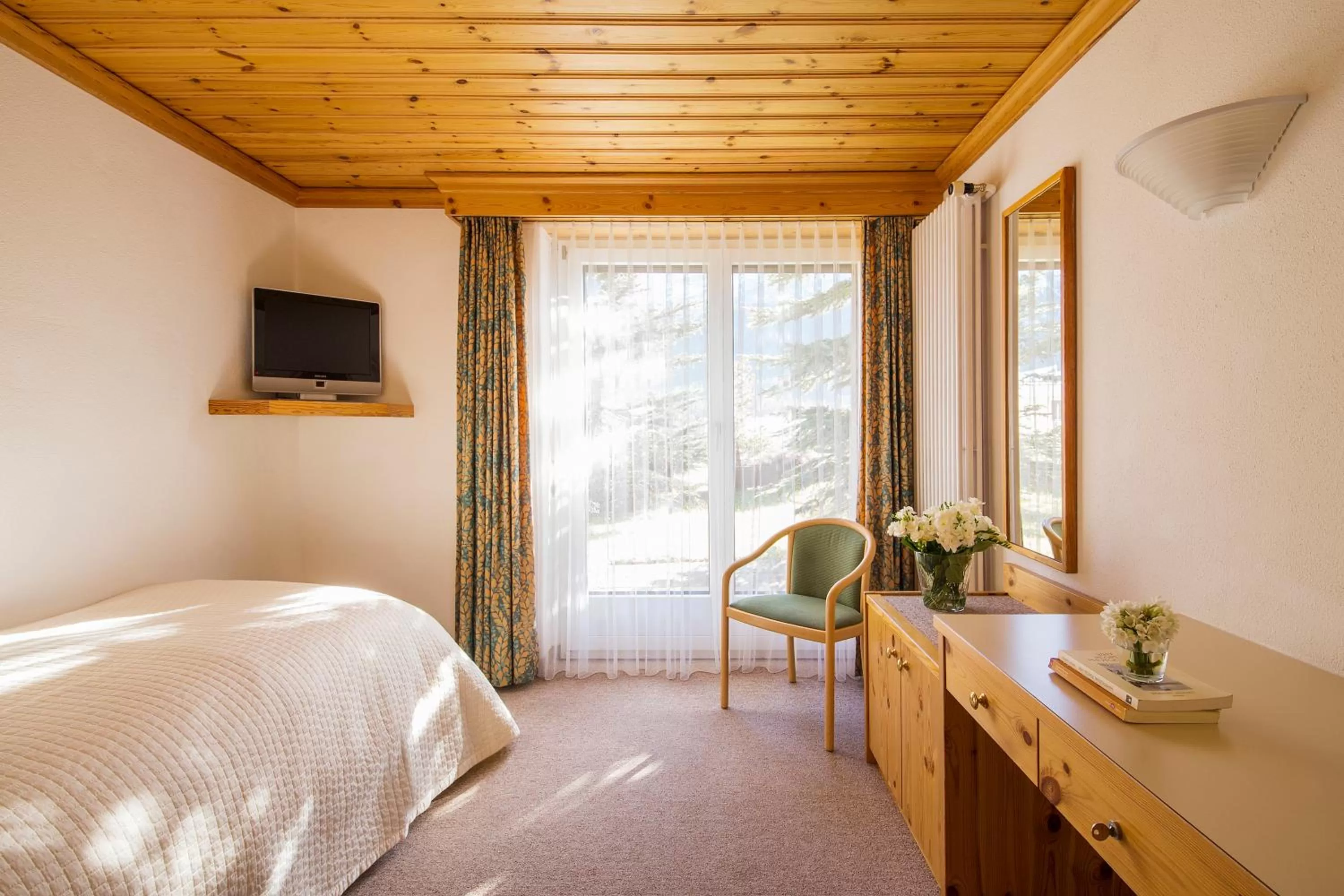 Bedroom, Bed in Hotel Europa Suites St Moritz