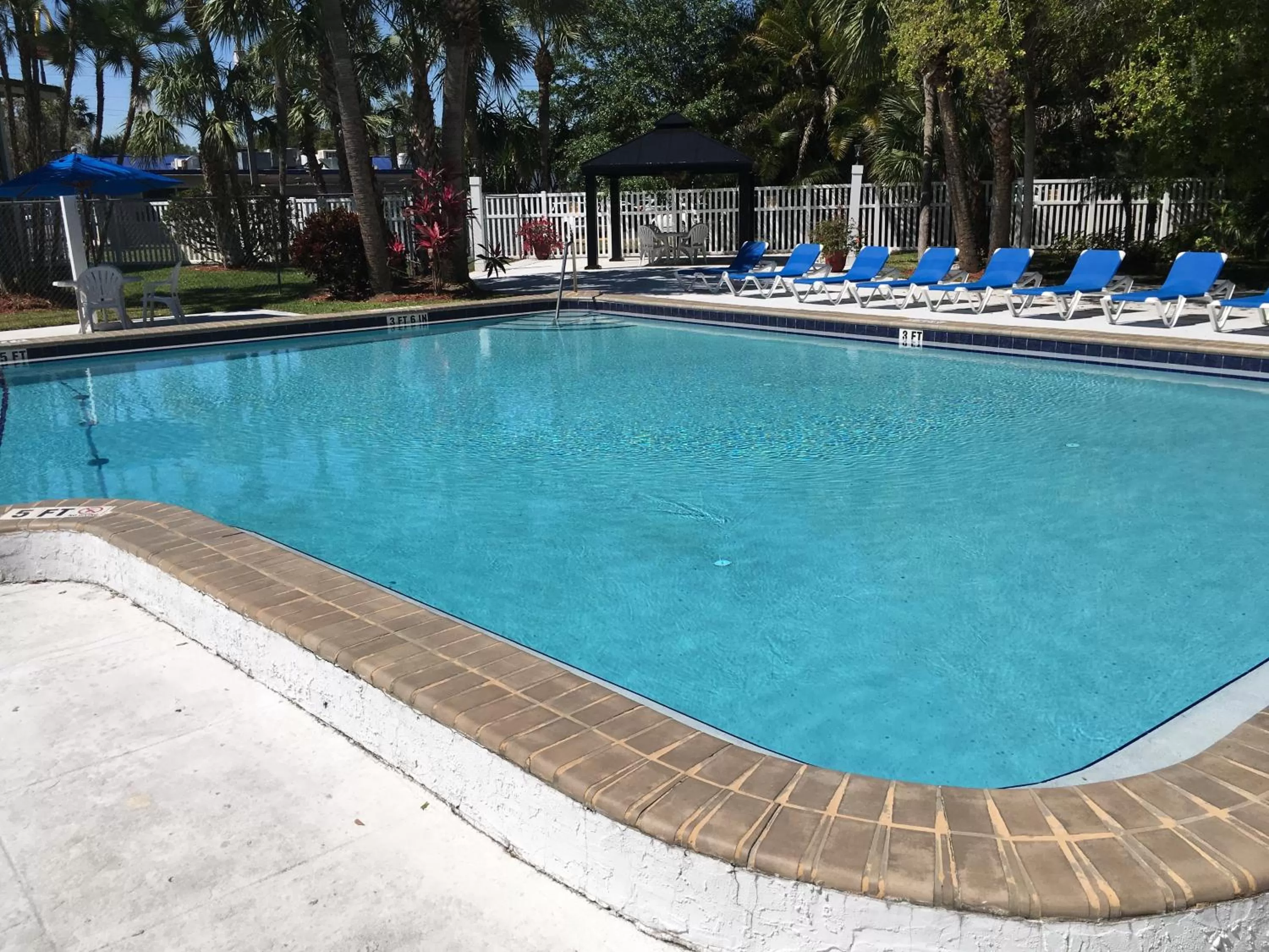 Swimming pool in Travelodge by Wyndham Lakeland