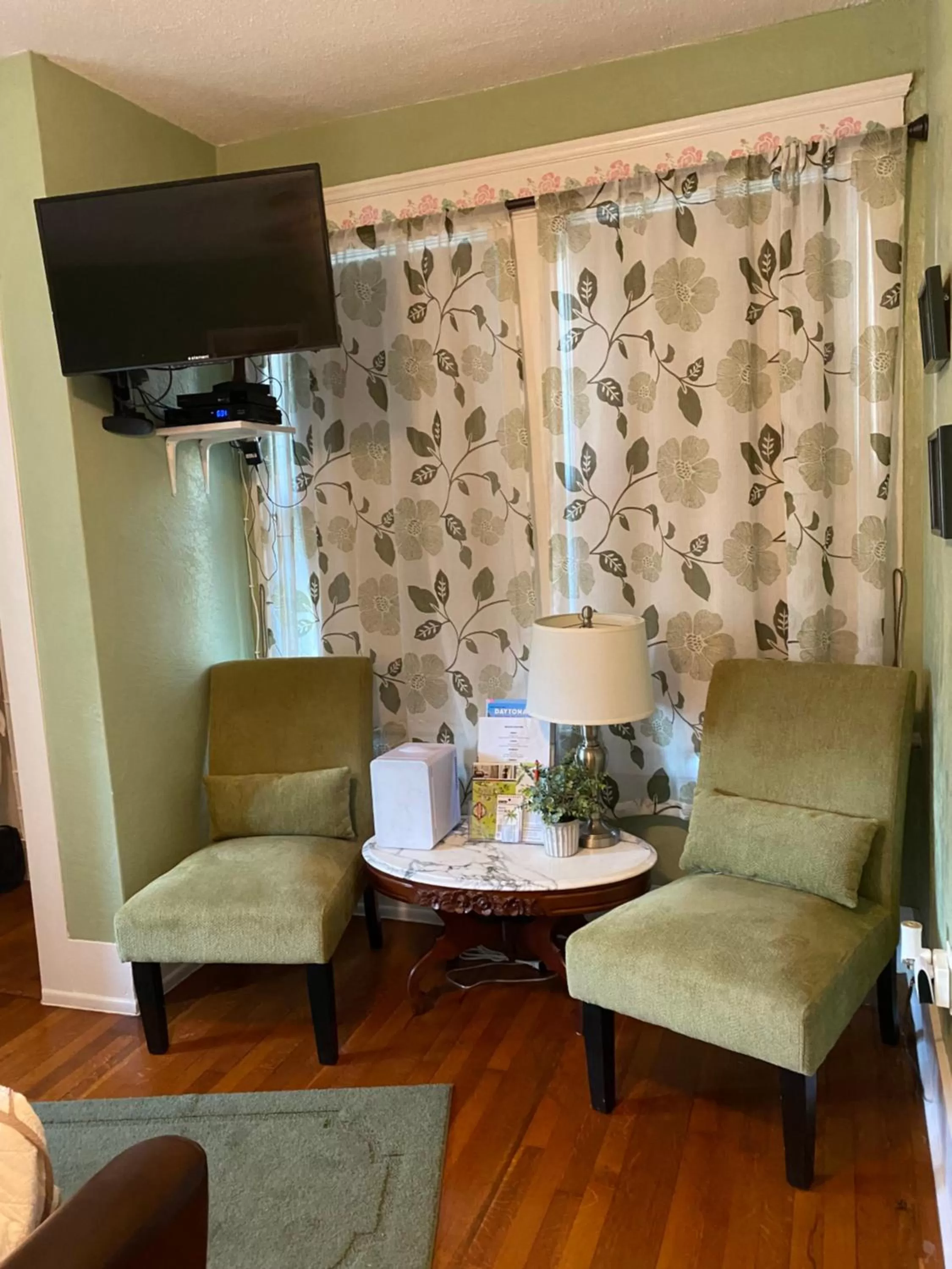 Seating Area in Ms. Maggie's South Country Inn