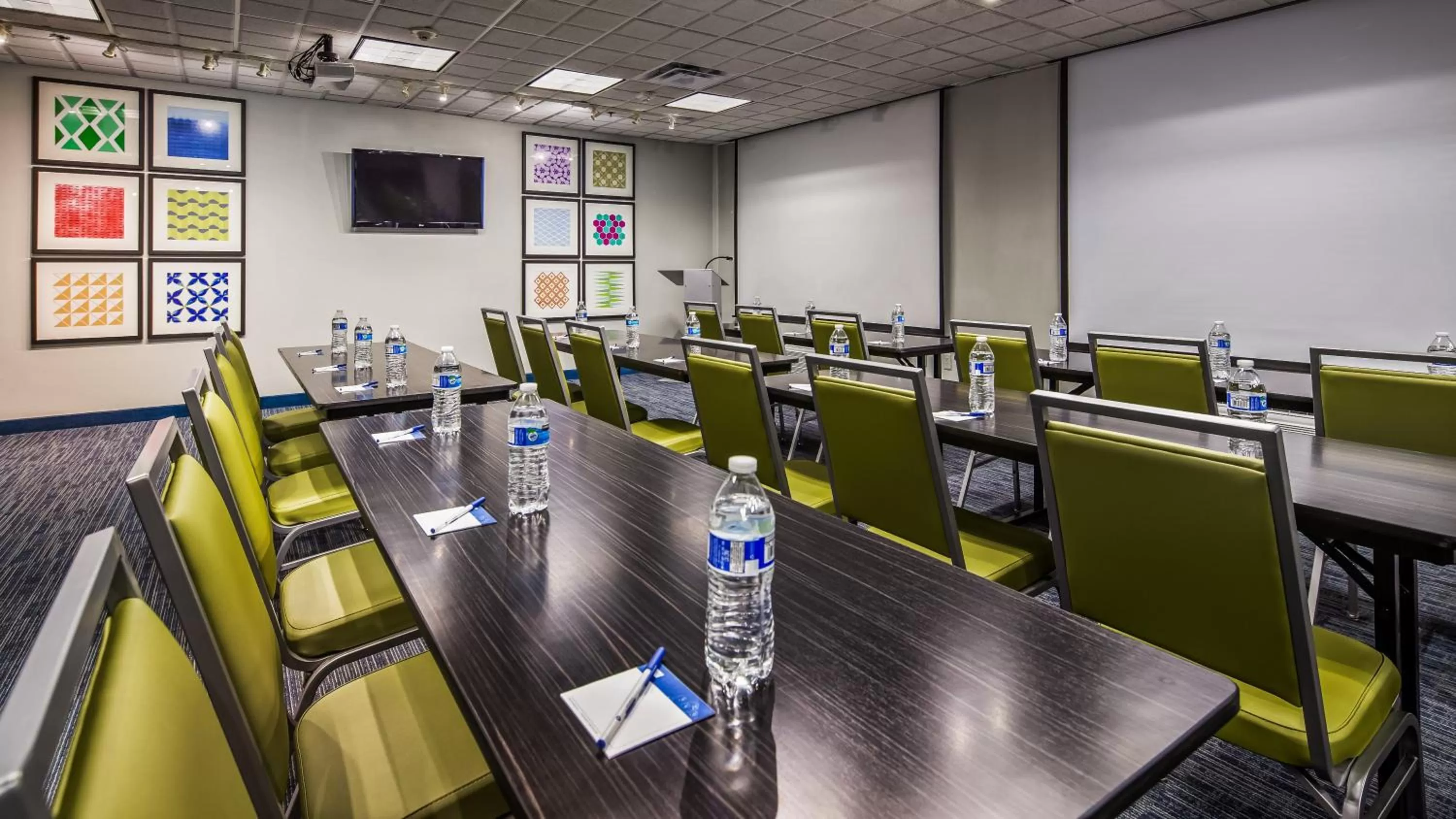 Meeting/conference room in Holiday Inn Express & Suites Detroit - Farmington Hills by IHG