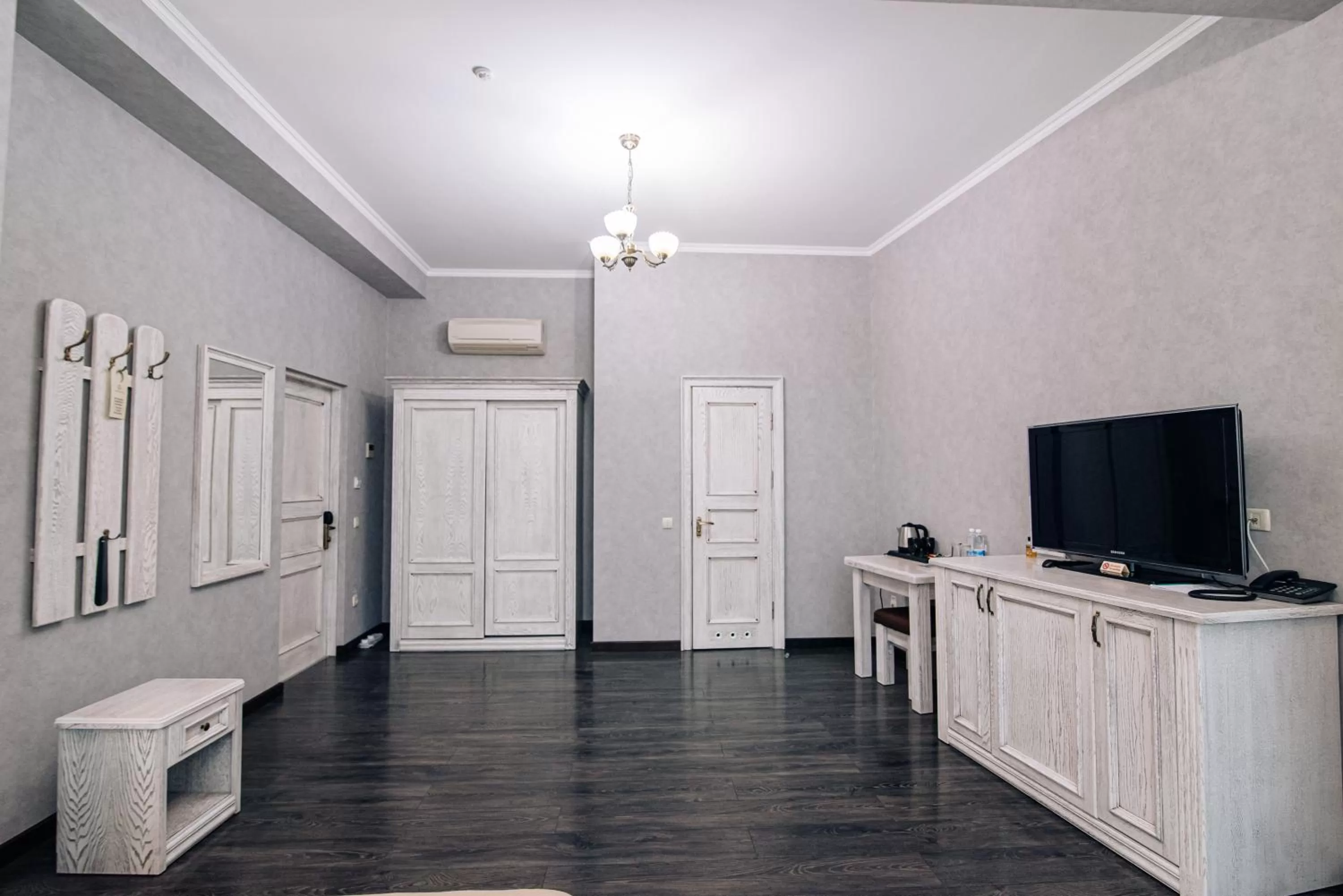 TV and multimedia in Gold Georg Palace Hotel