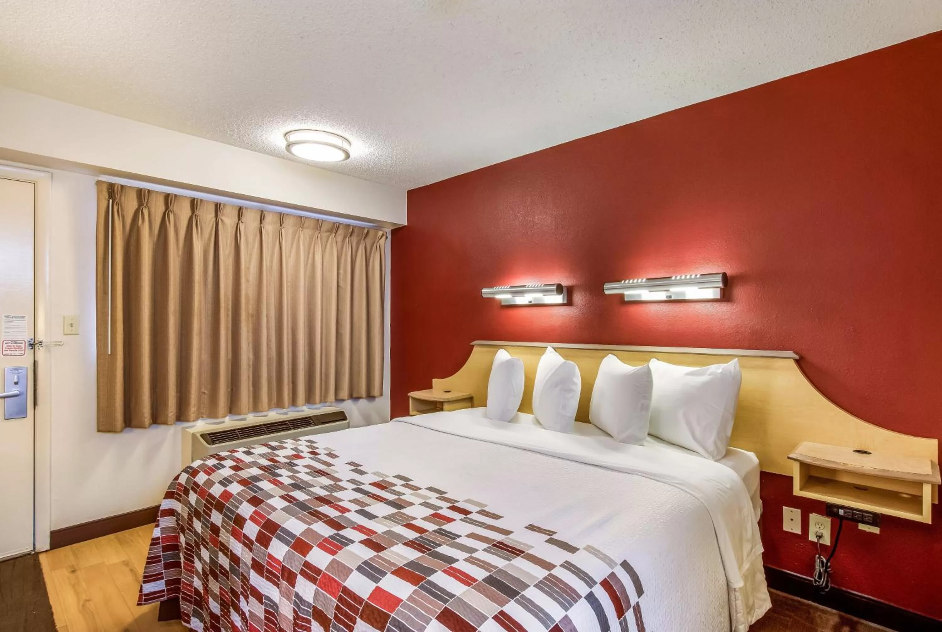 Photo of the whole room, Bed in Red Roof Inn Detroit - Plymouth/Canton