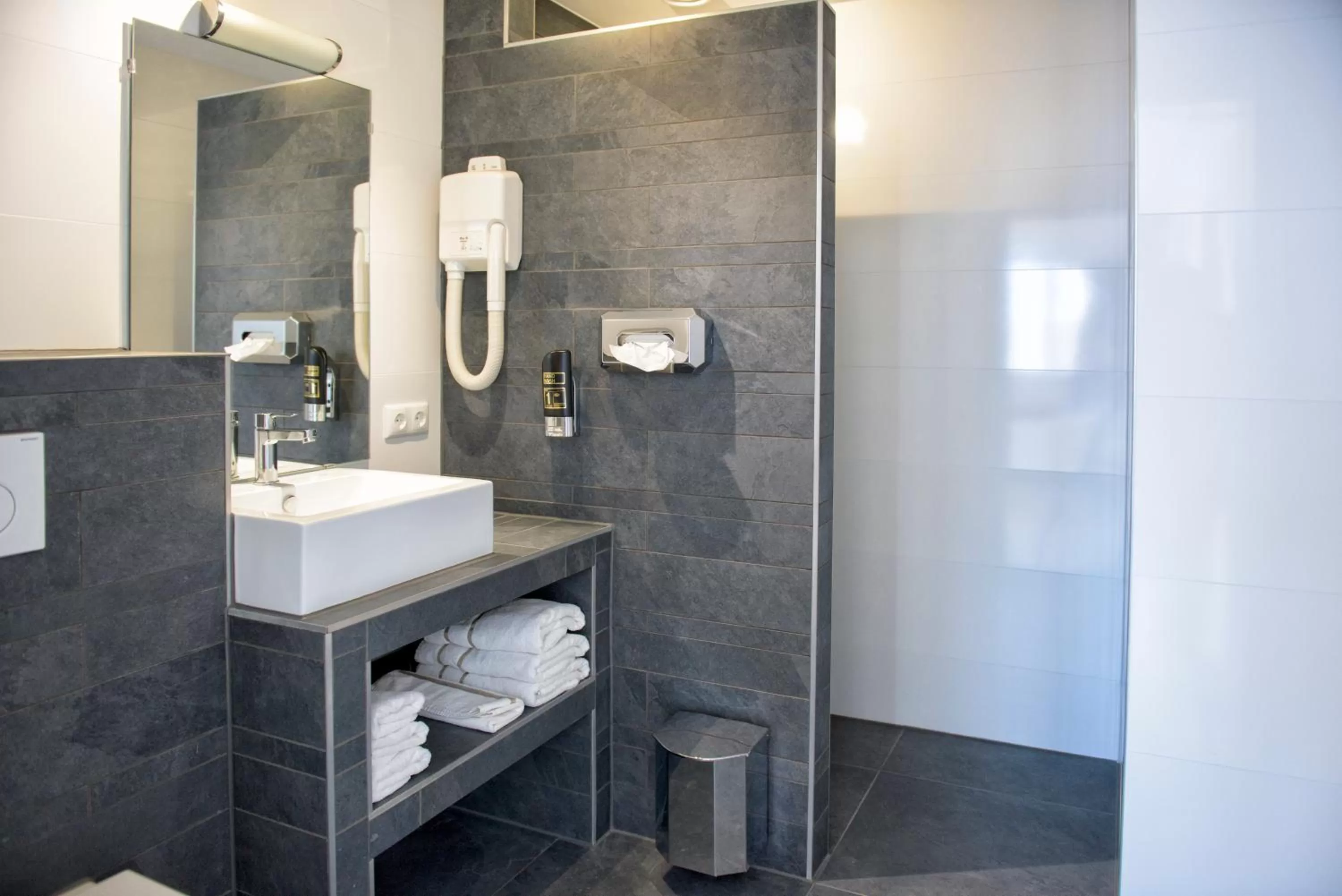 Shower in Hotel et le Cafe de Paris