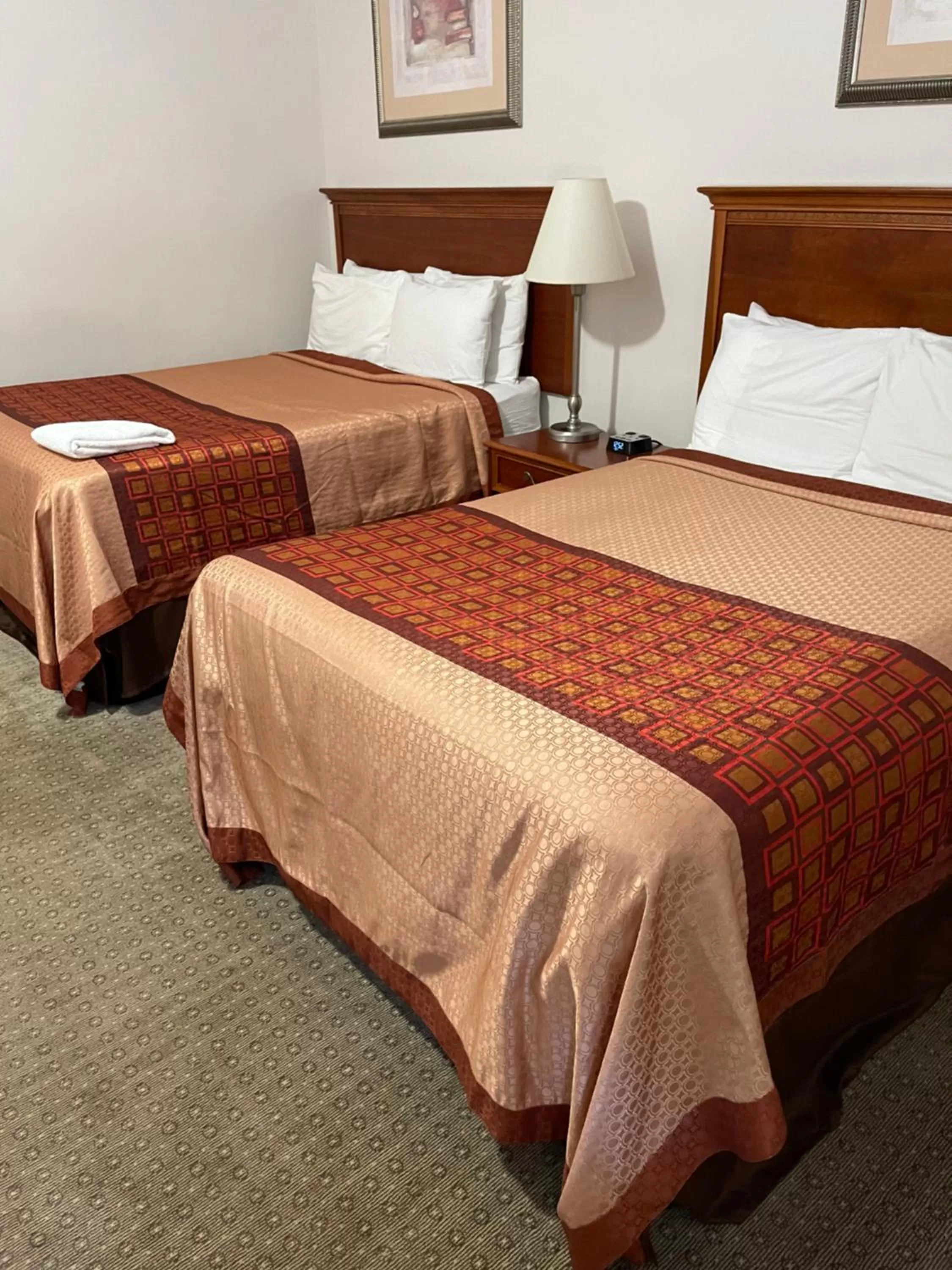 Bedroom, Bed in Colonial Motel