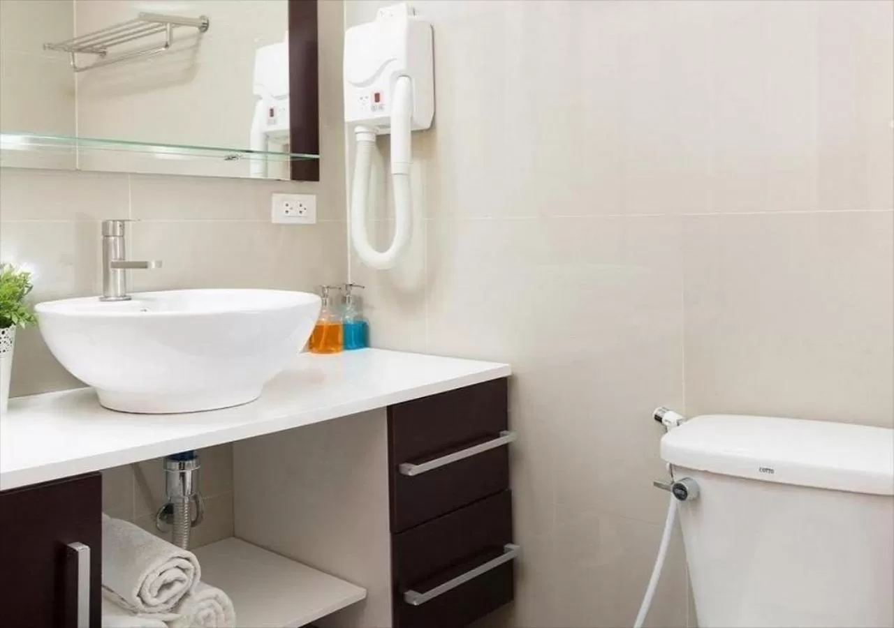 Bathroom in Ratchada Point Hotel