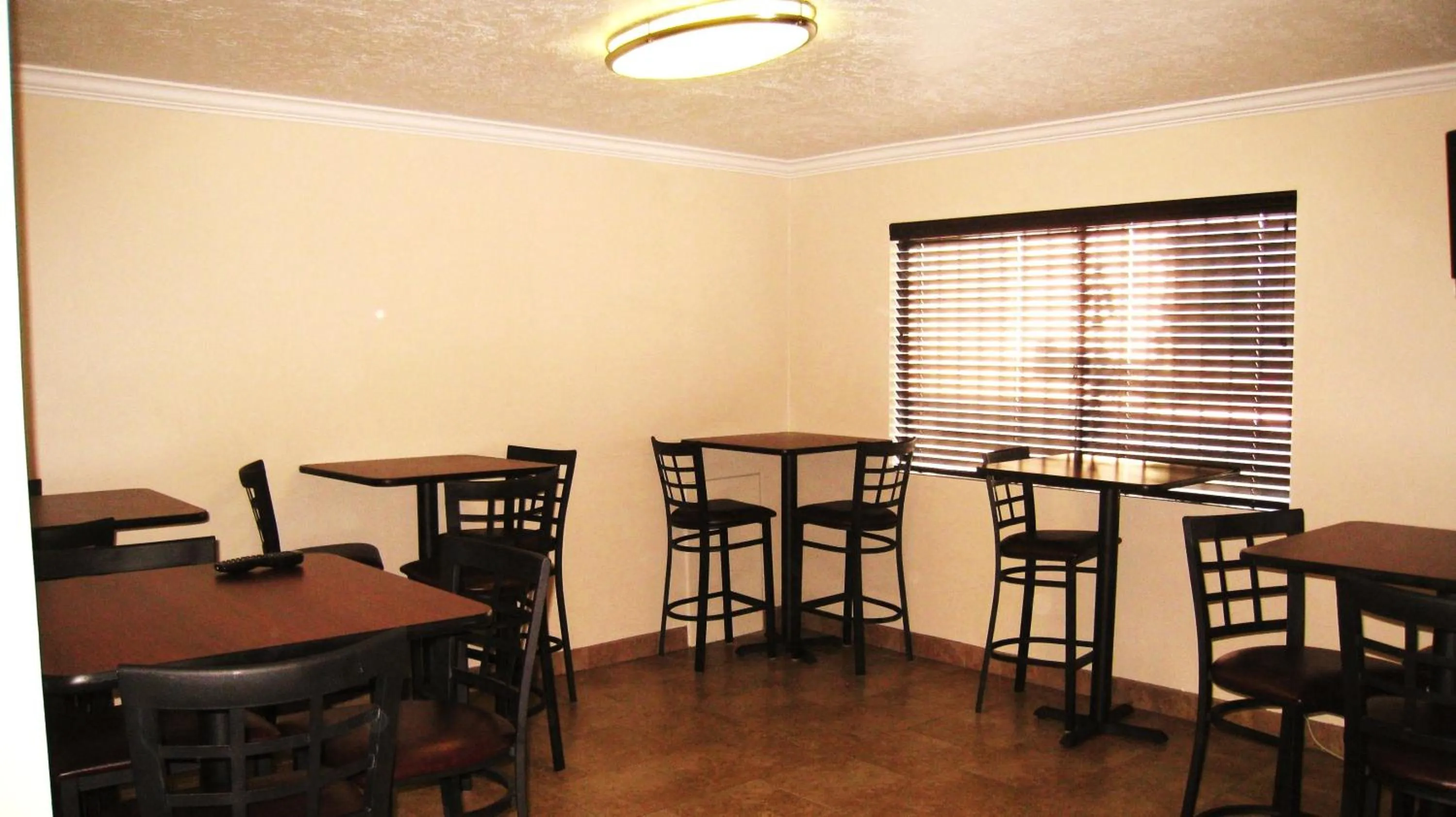 Restaurant/places to eat in Discovery Inn