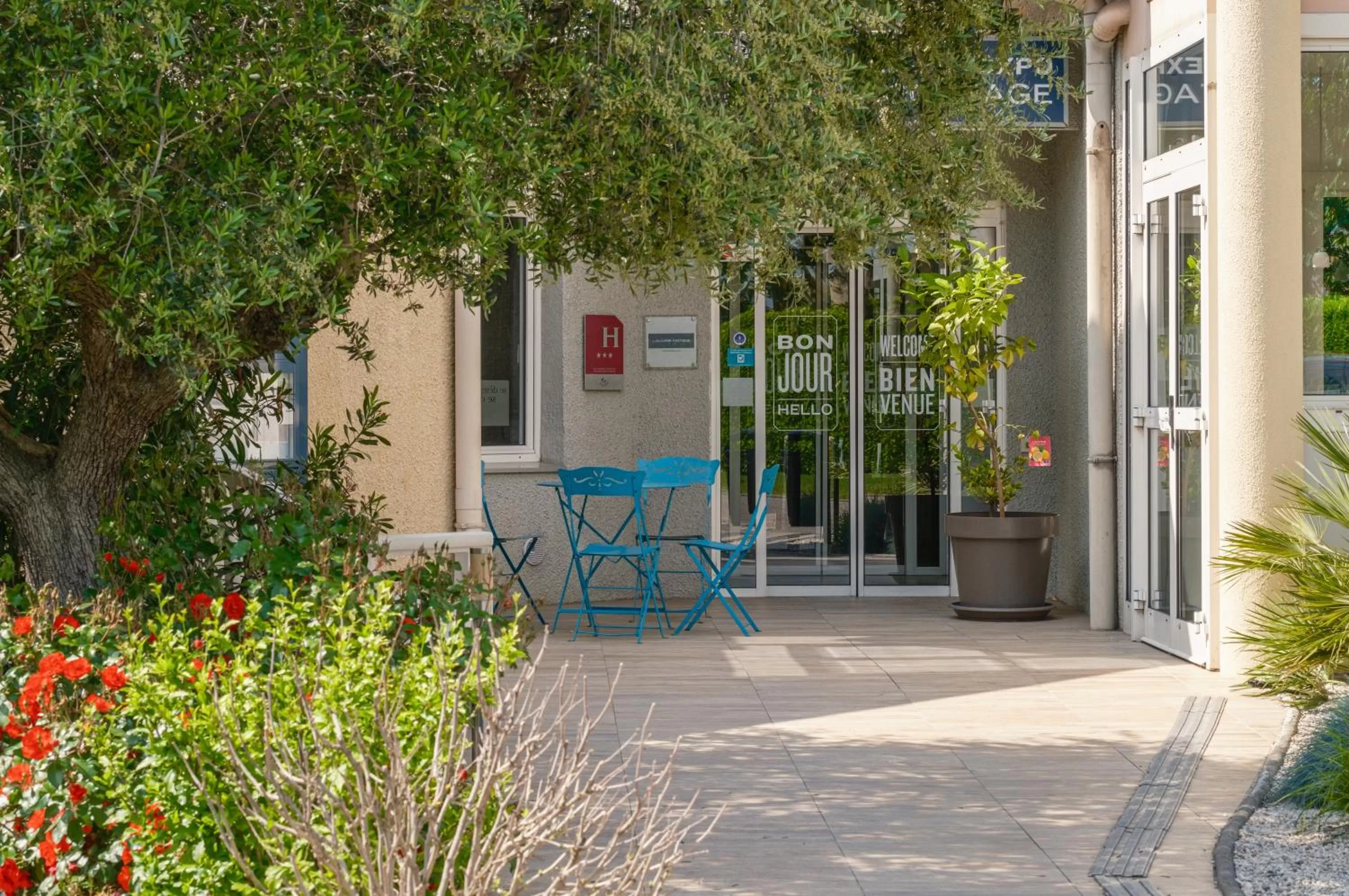 Facade/entrance in Kyriad Lyon Est - Bron Eurexpo Le Cottage