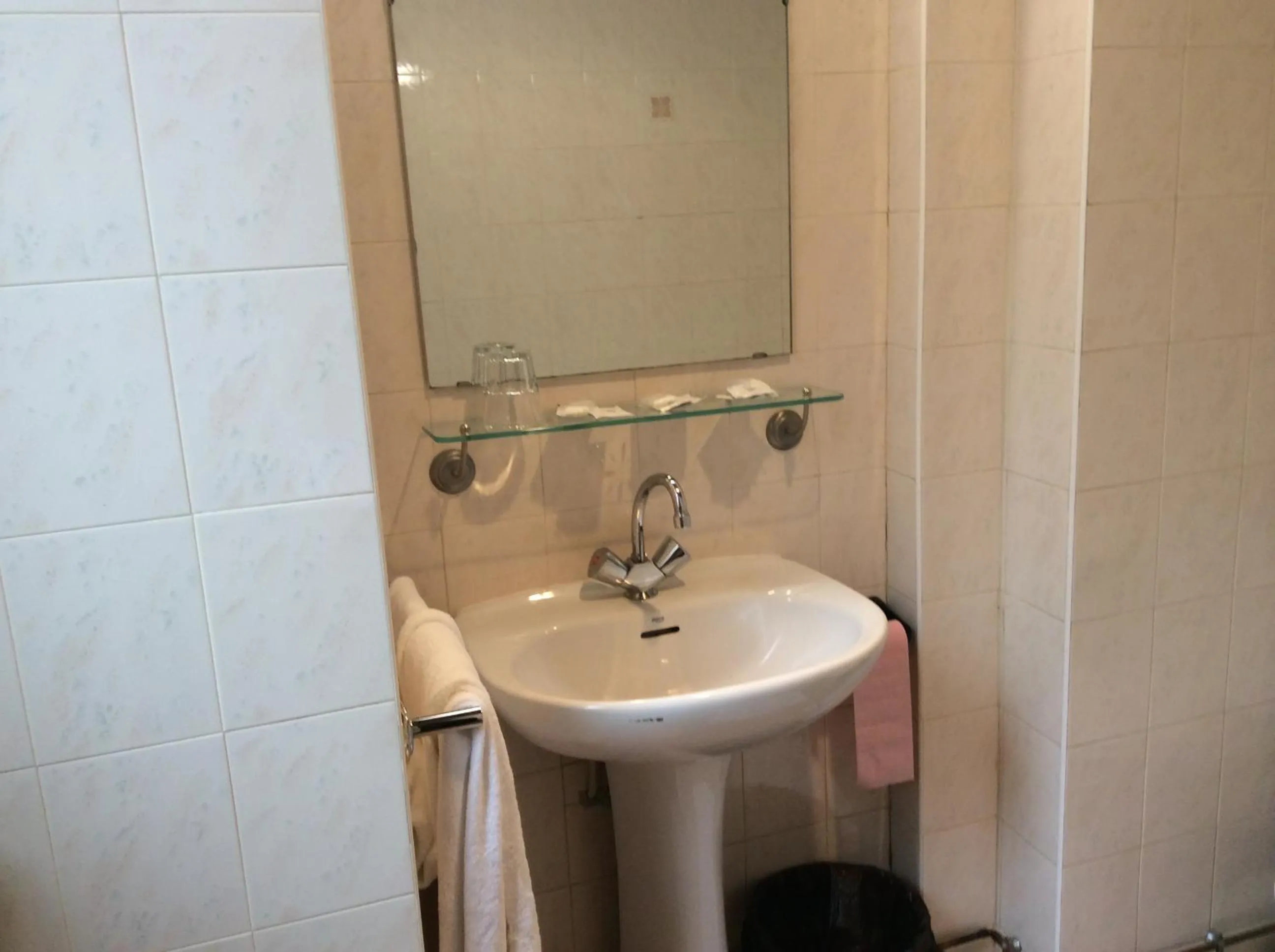 Bathroom in Hotel De La Place