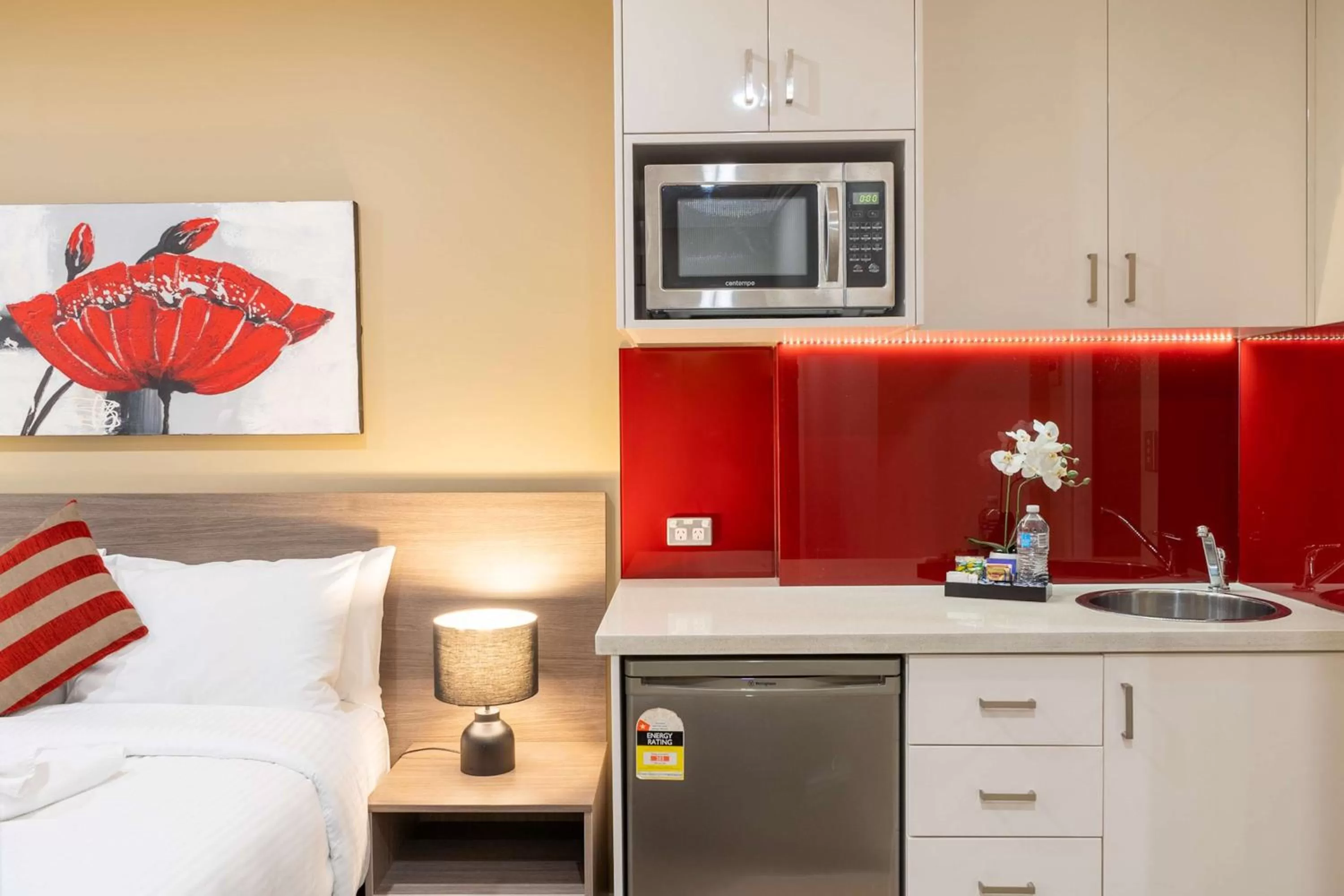 Kitchen or kitchenette, Bed in Best Western Plus Camperdown Suites