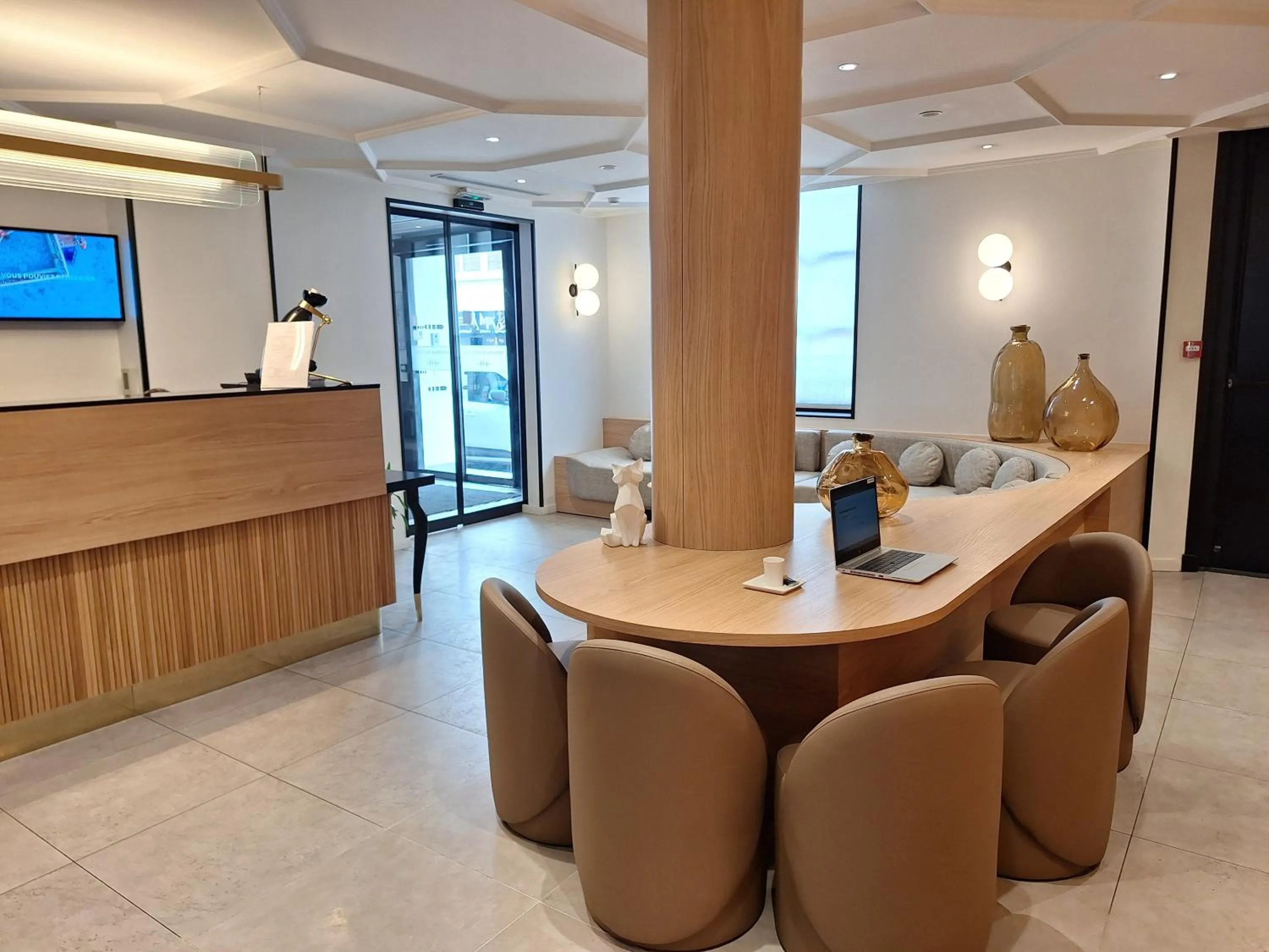 Lobby or reception in Mercure Paris Arc de Triomphe Wagram