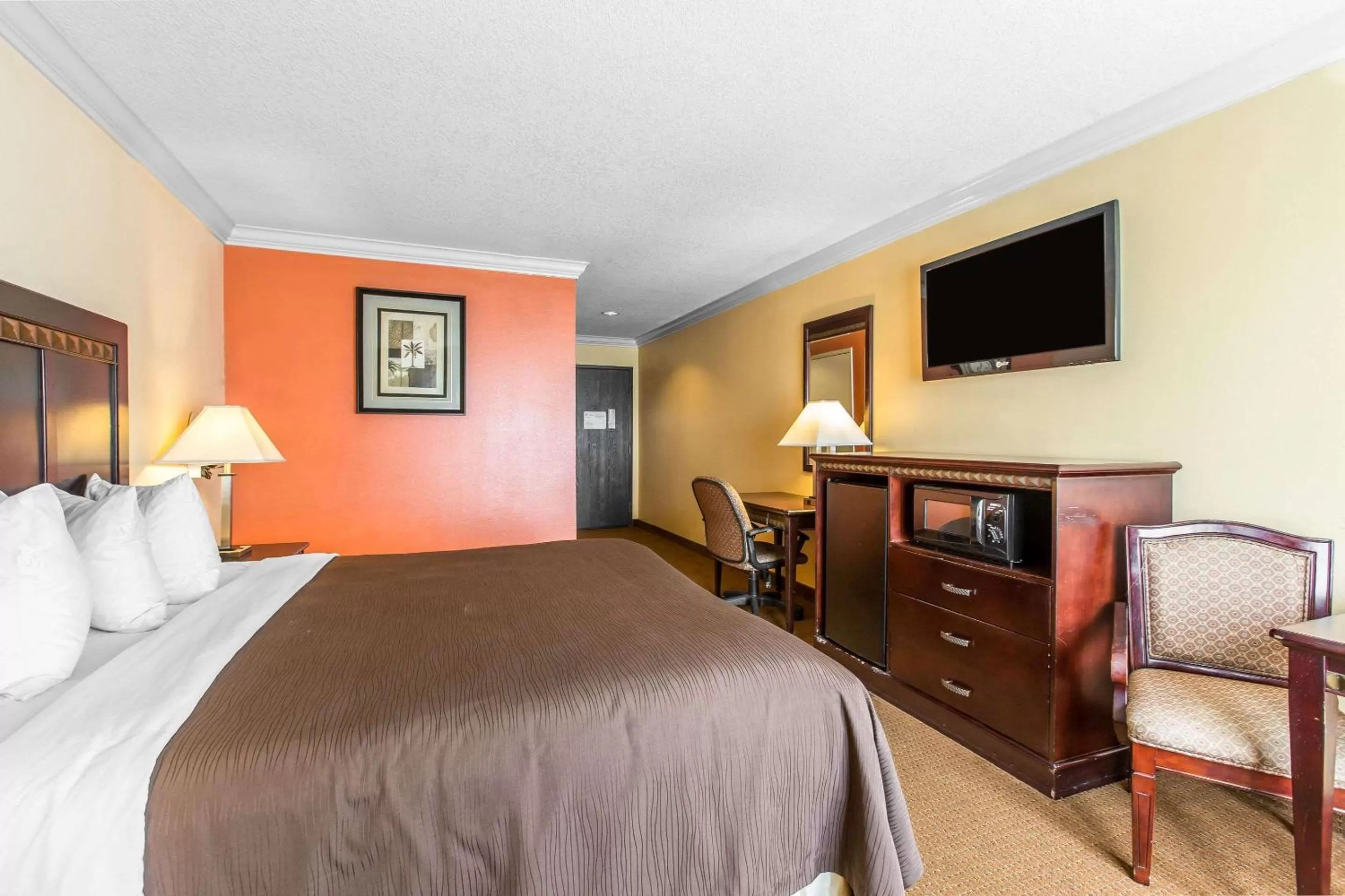 Photo of the whole room, Bed in Quality Inn & Suites Bell Gardens-Los Angeles