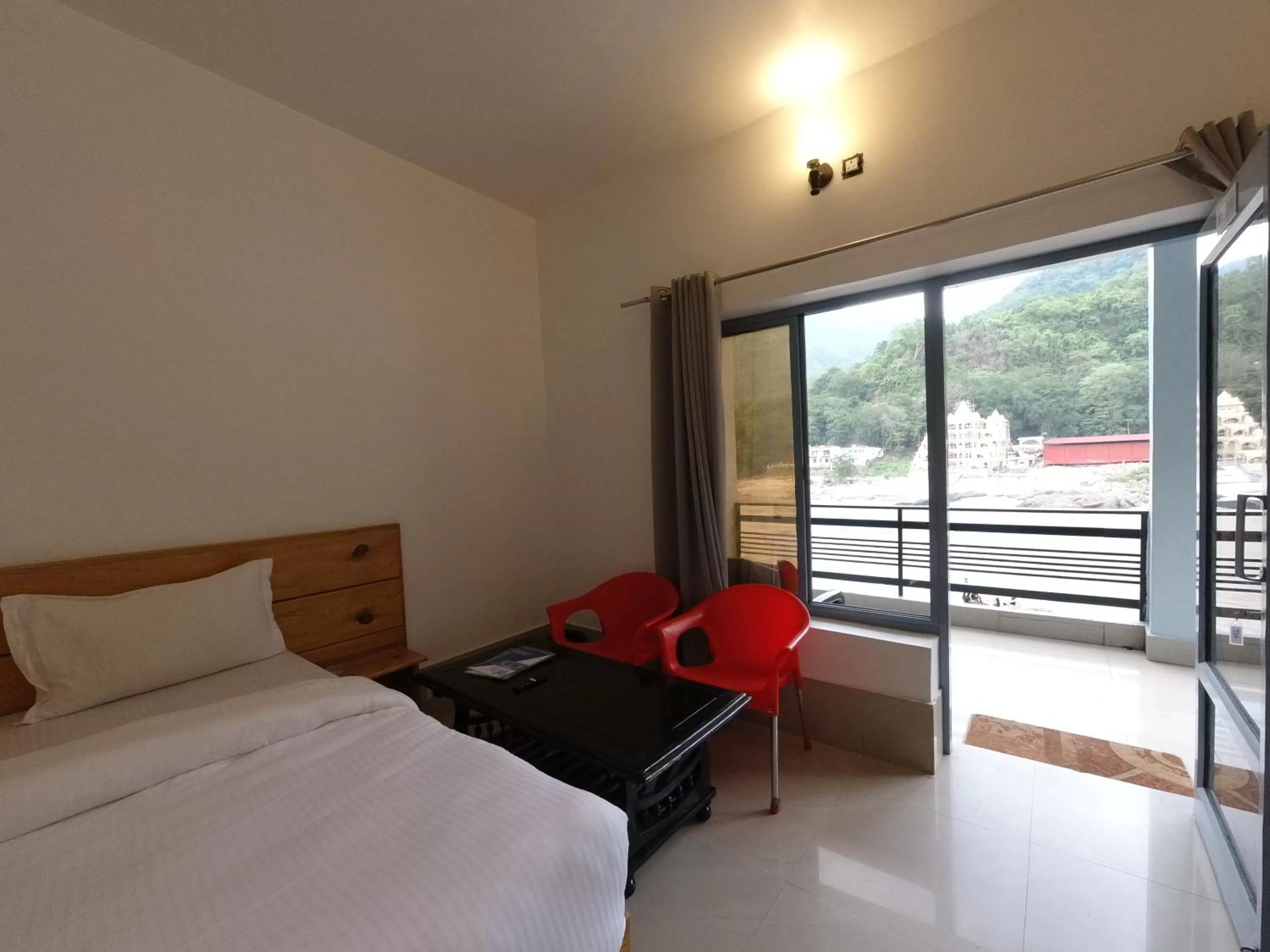 Bed in H7 Stay On The Ganges, Yoga & Spa Resort, Rishikesh