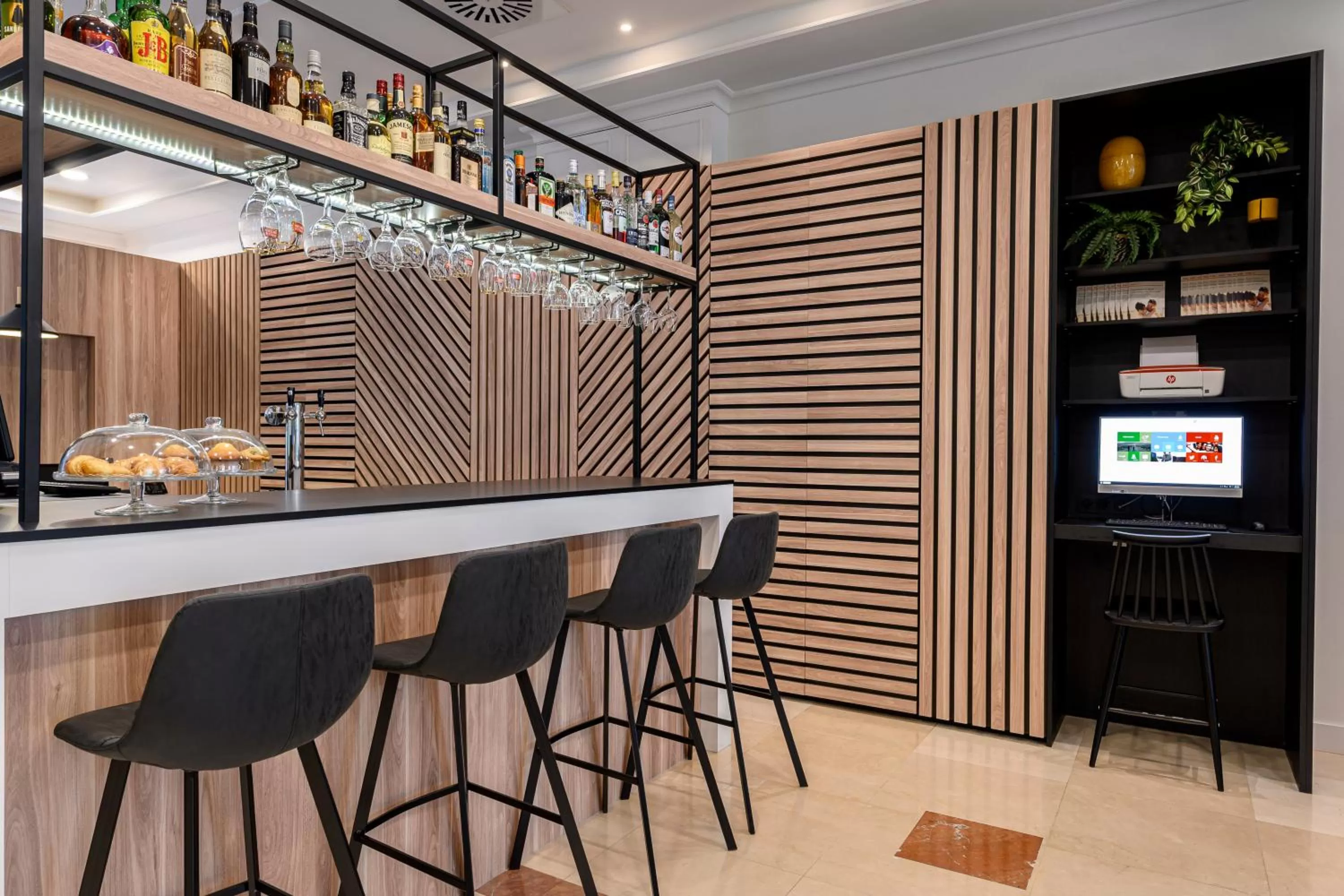 Lounge or bar in Holiday Inn Brussels Schuman by IHG