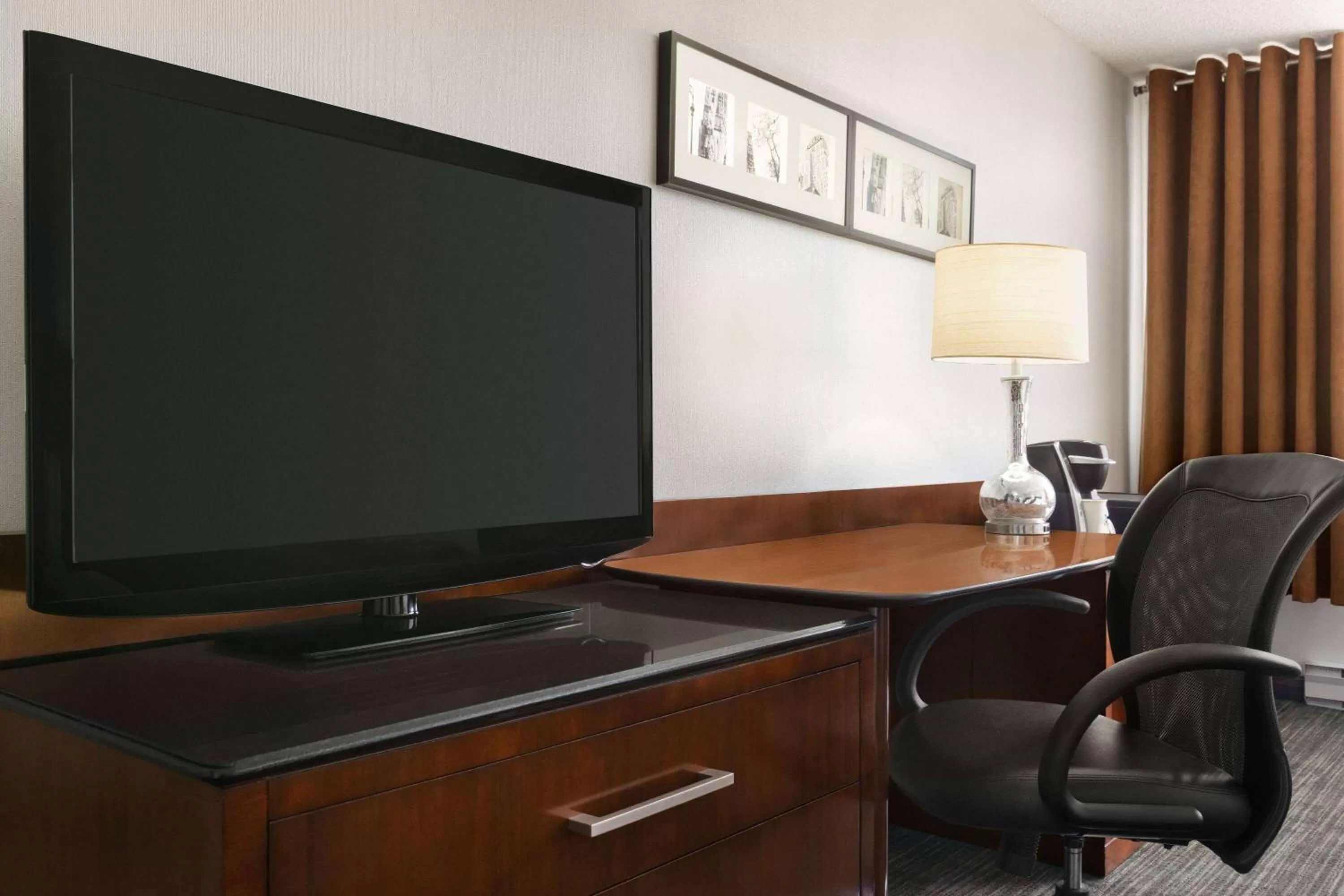 Photo of the whole room in Travelodge by Wyndham Quebec City Hotel & Convention Centre