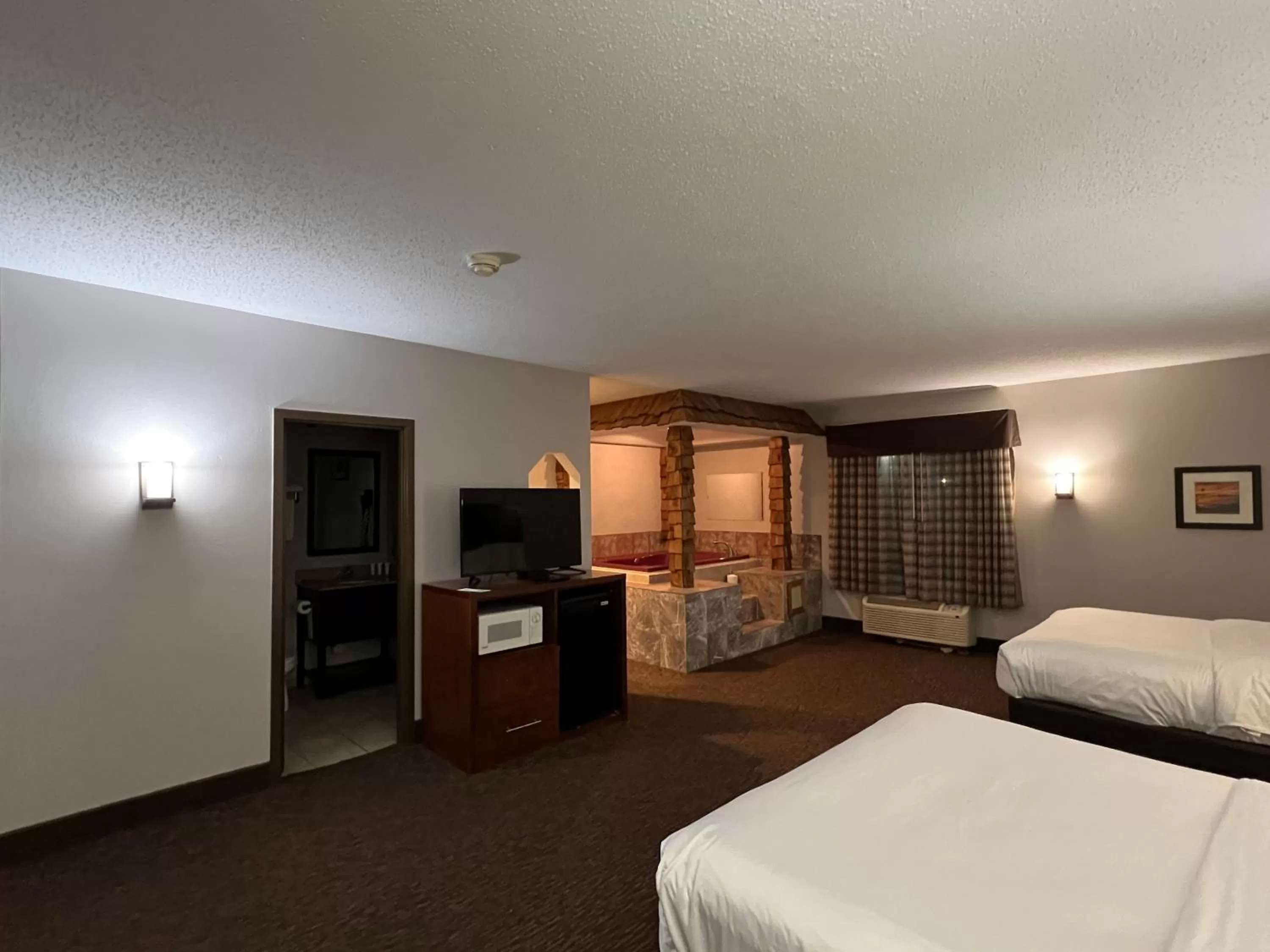 Photo of the whole room, Bed in Country Inn & Suites by Radisson, Battle Creek, MI
