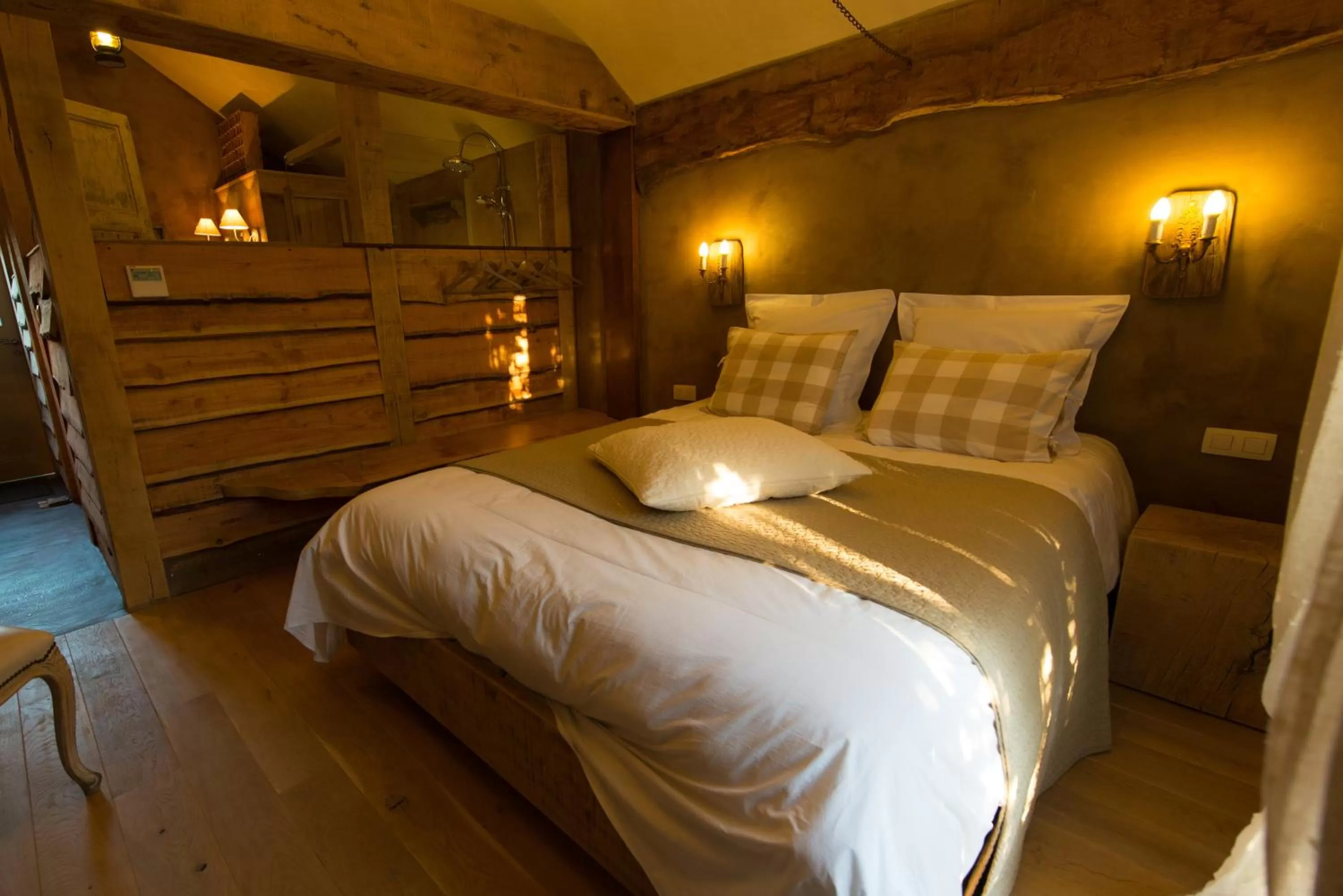 Shower, Bed in Les Chambres du Vivier, chambres d'hôtes à Durbuy