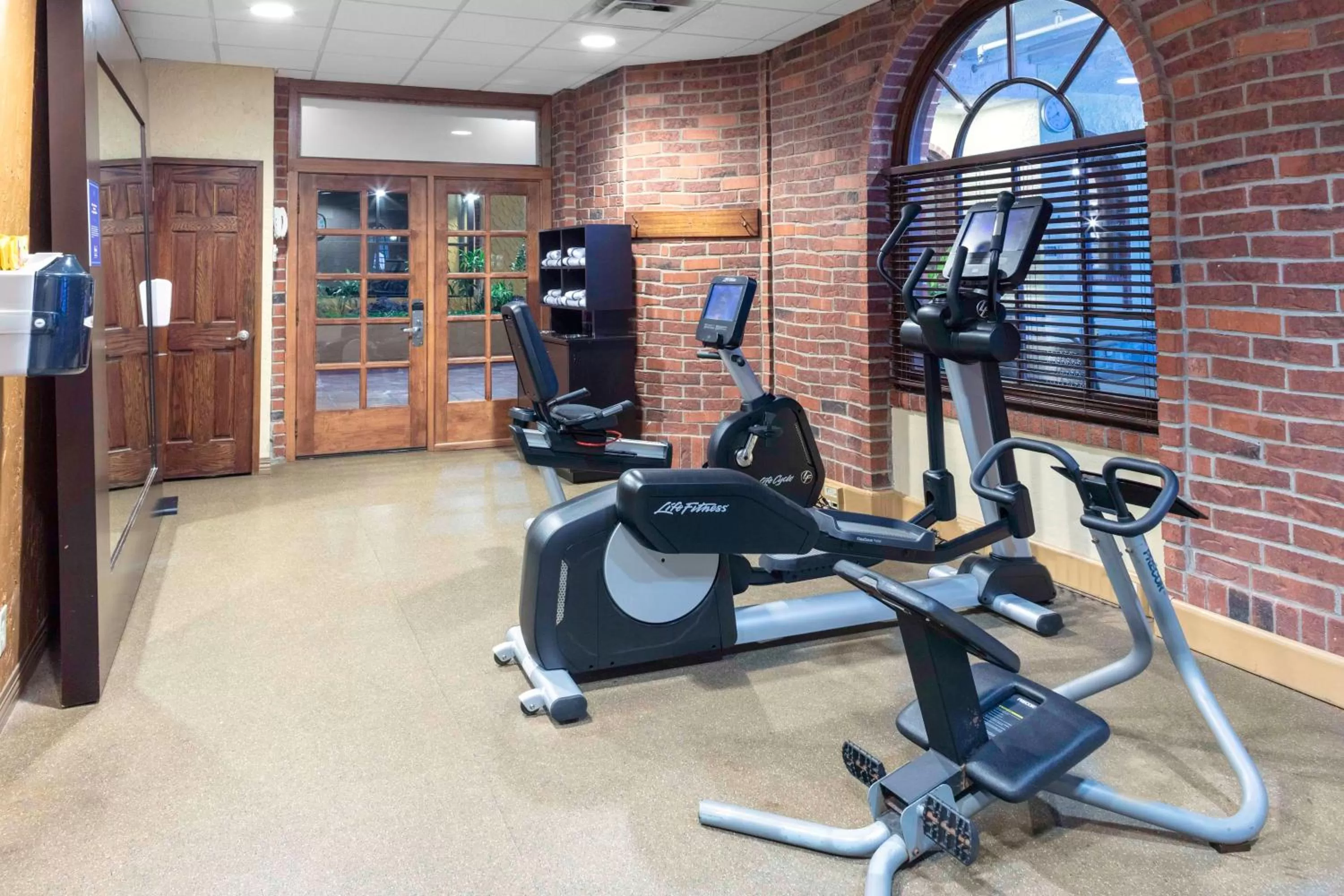 Fitness centre/facilities in Embassy Suites by Hilton Kansas City Plaza