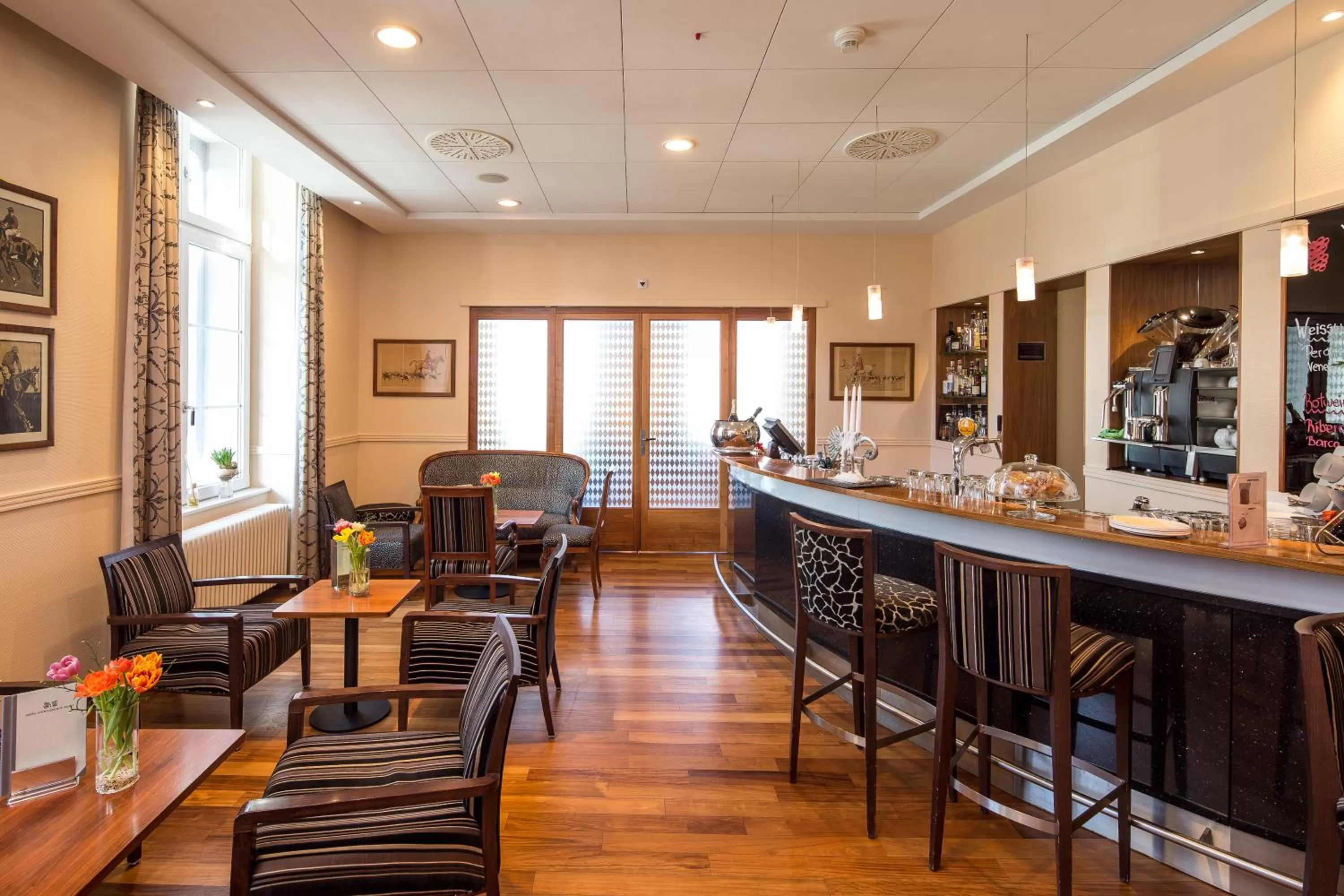 Restaurant/places to eat in Hotel Schweizerhof Basel