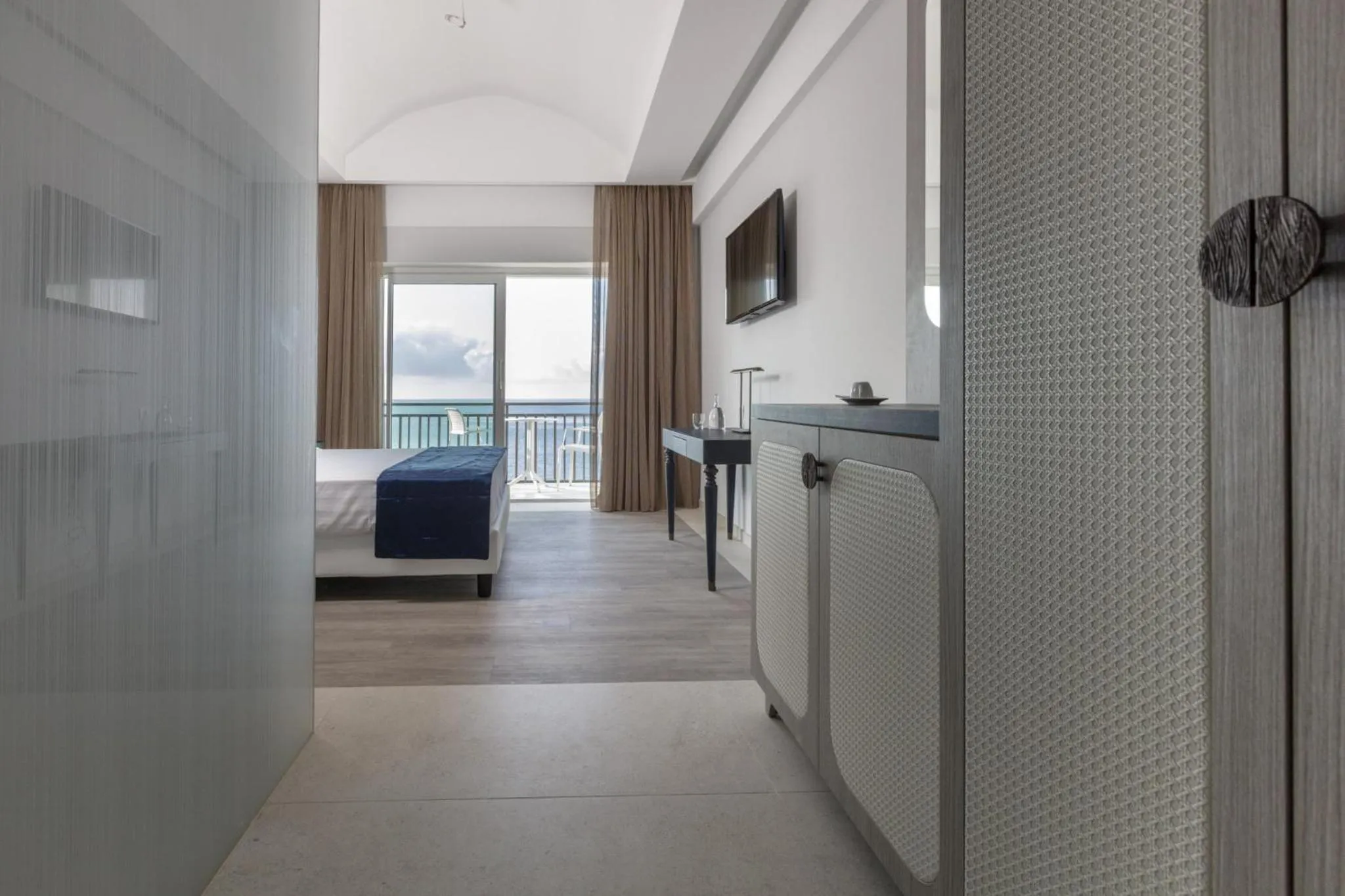 Photo of the whole room in Summit Hotel