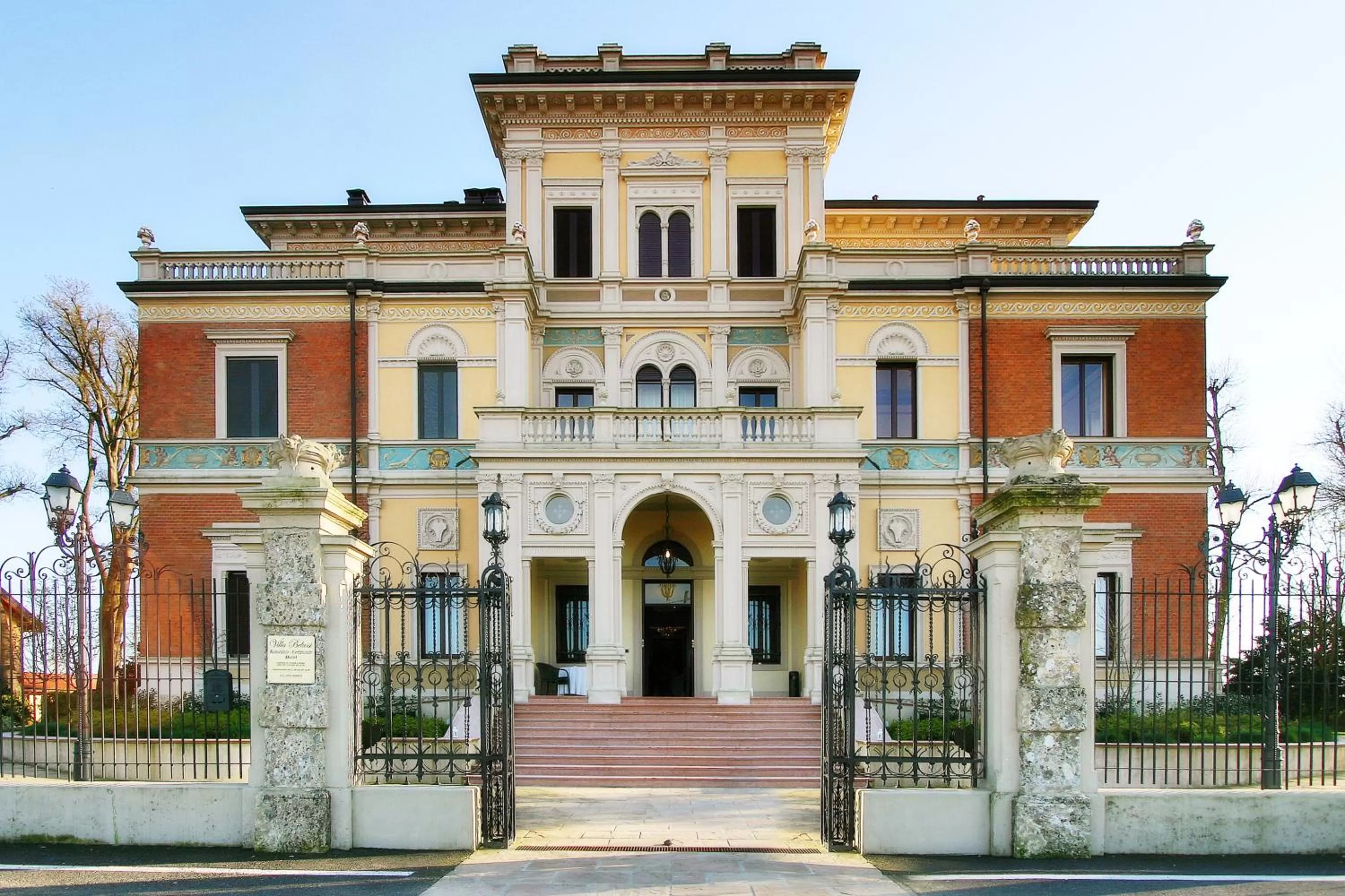 Facade/entrance in Hotel Villa Borghesi