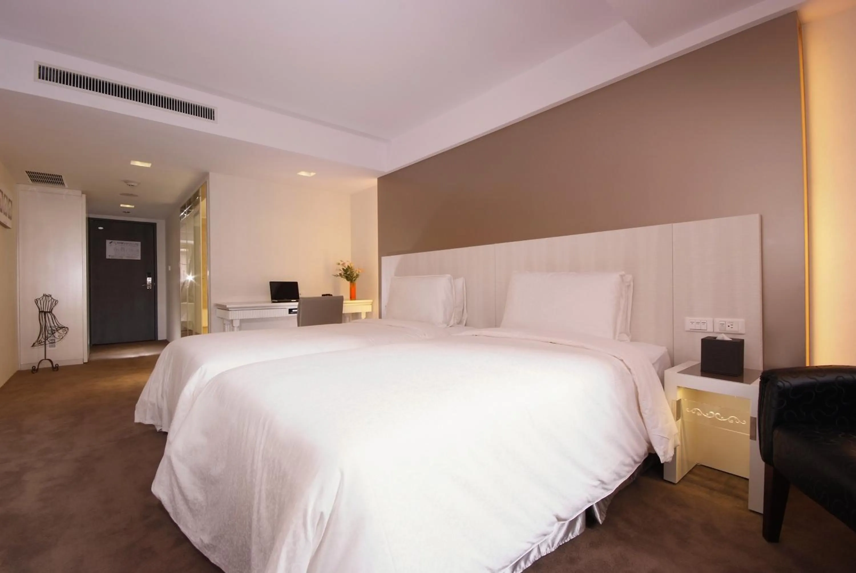 Property building, Bed in Forward Hotel Taipei Nangang