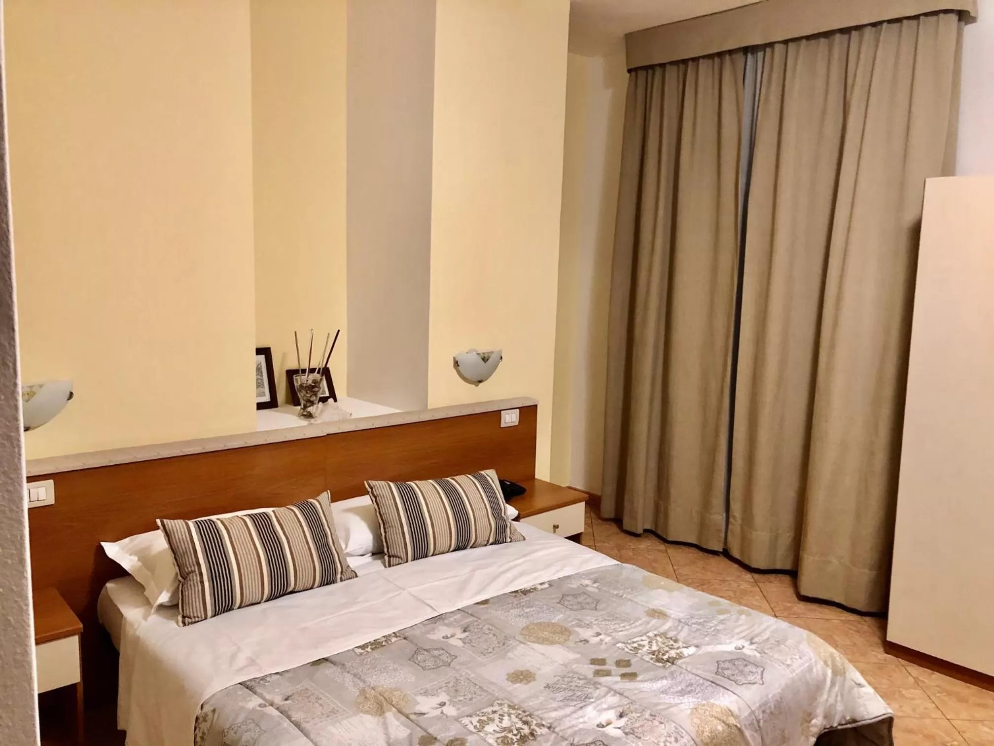 Bedroom, Bed in Hotel Ares Milano