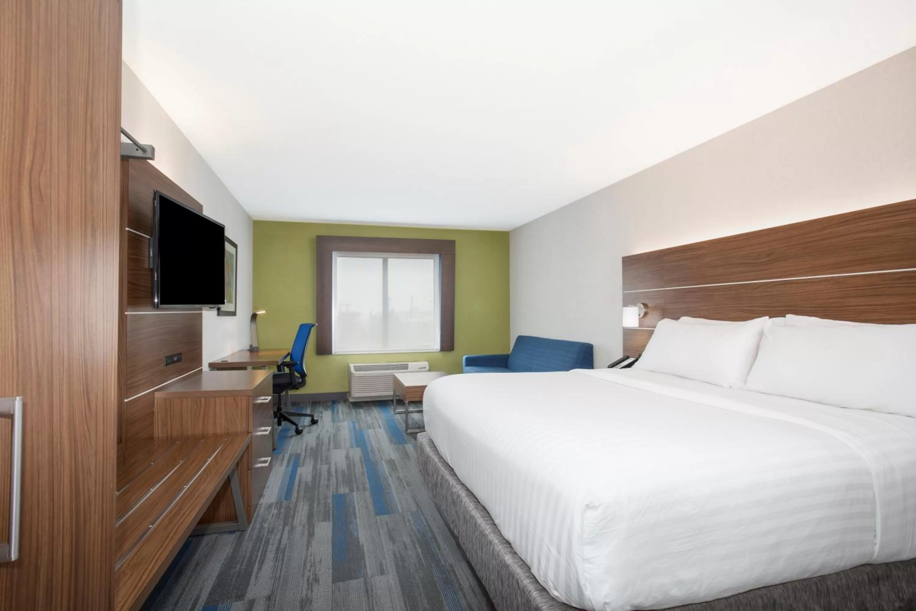 Photo of the whole room, Bed in Holiday Inn Express Kansas City - at the Legends! by IHG