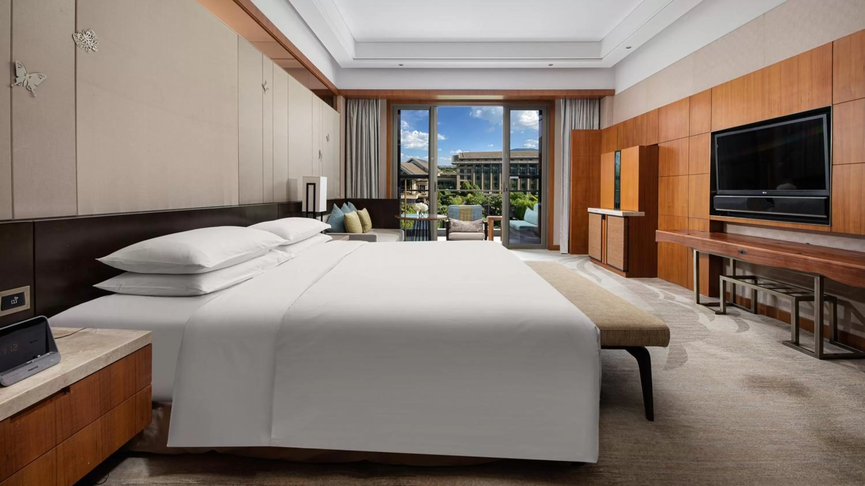 Photo of the whole room, Bed in InterContinental Kunming by IHG