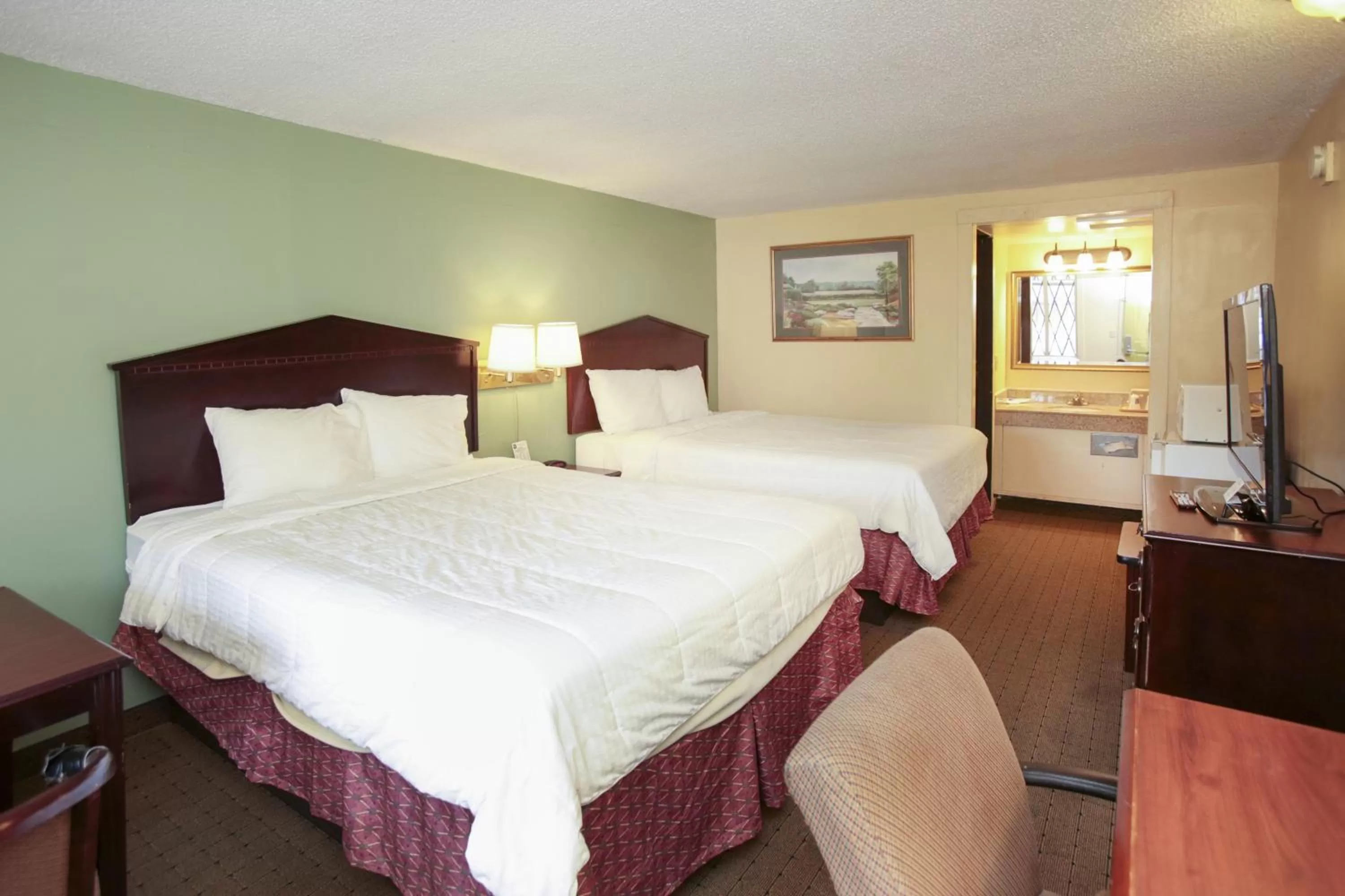 Bedroom, Bed in Knights Inn - Battle Creek