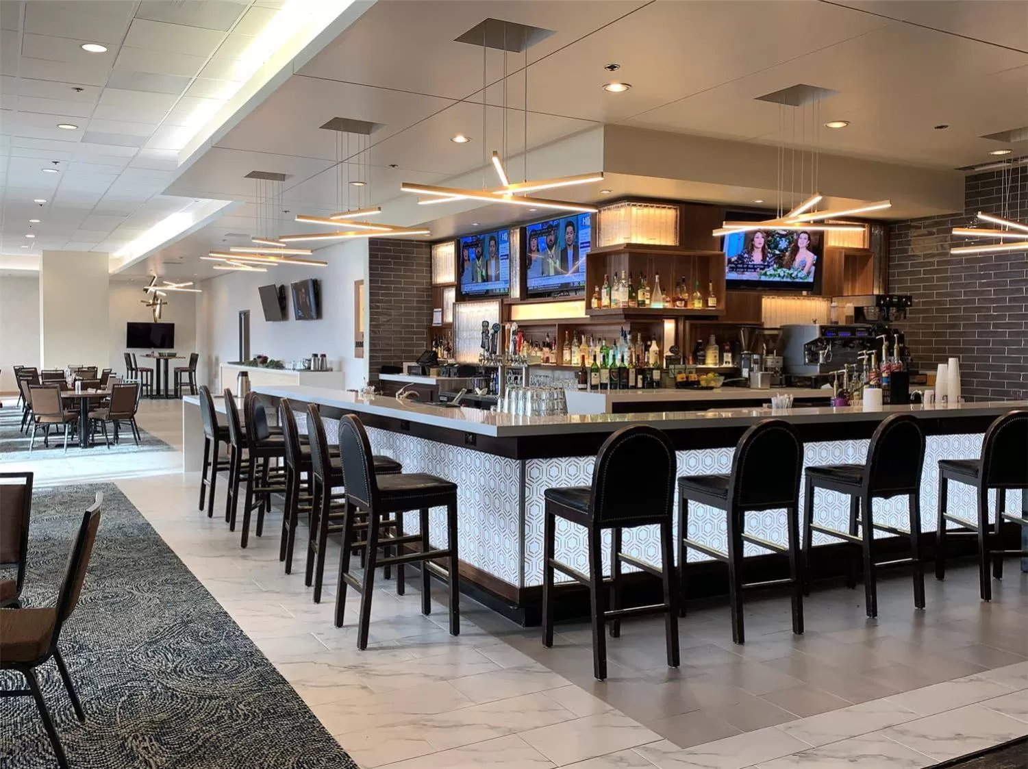 Lounge or bar in Holiday Inn Portland - Columbia Riverfront by IHG
