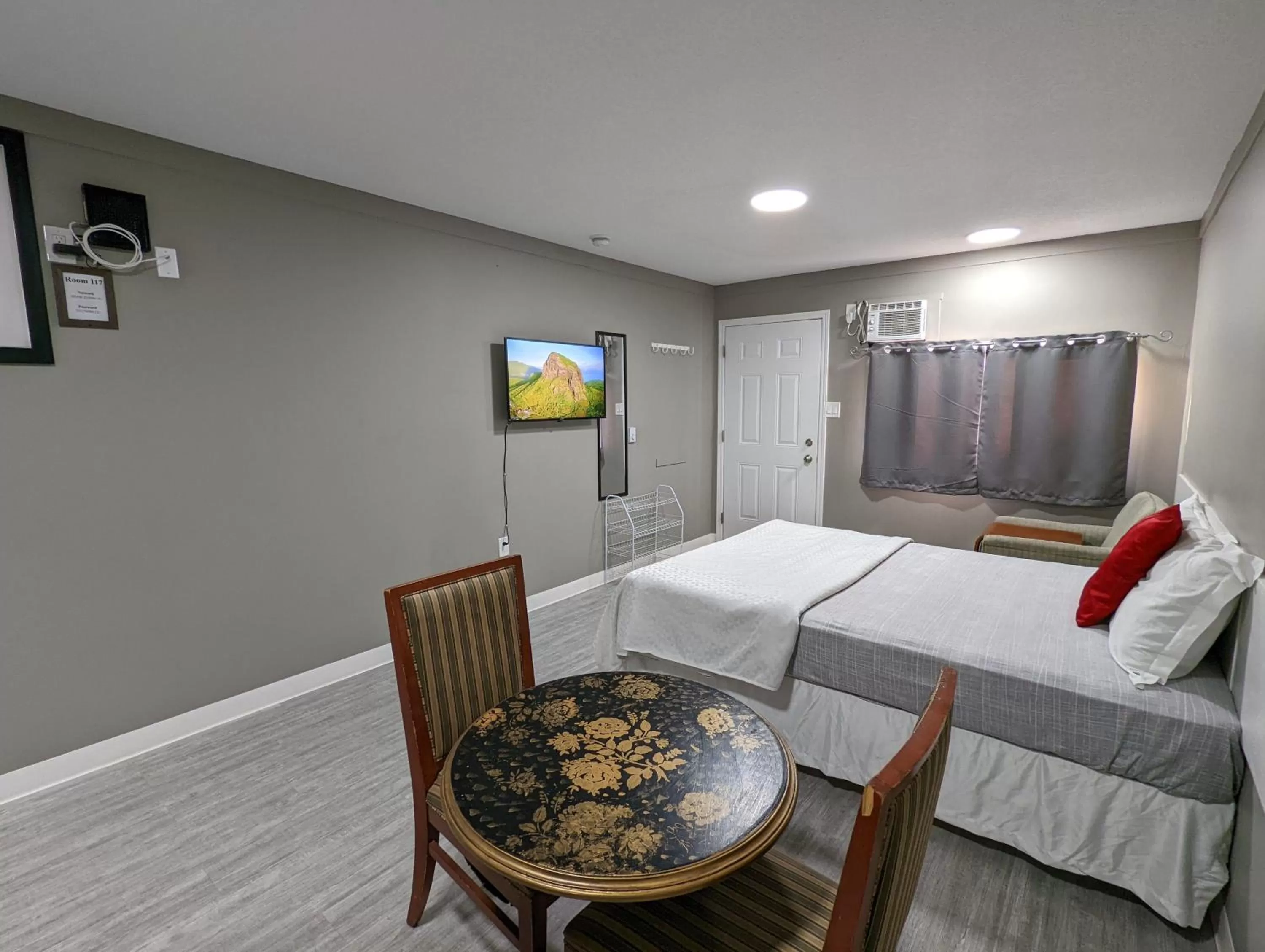 TV and multimedia, Bed in Riverside Motel & Suites
