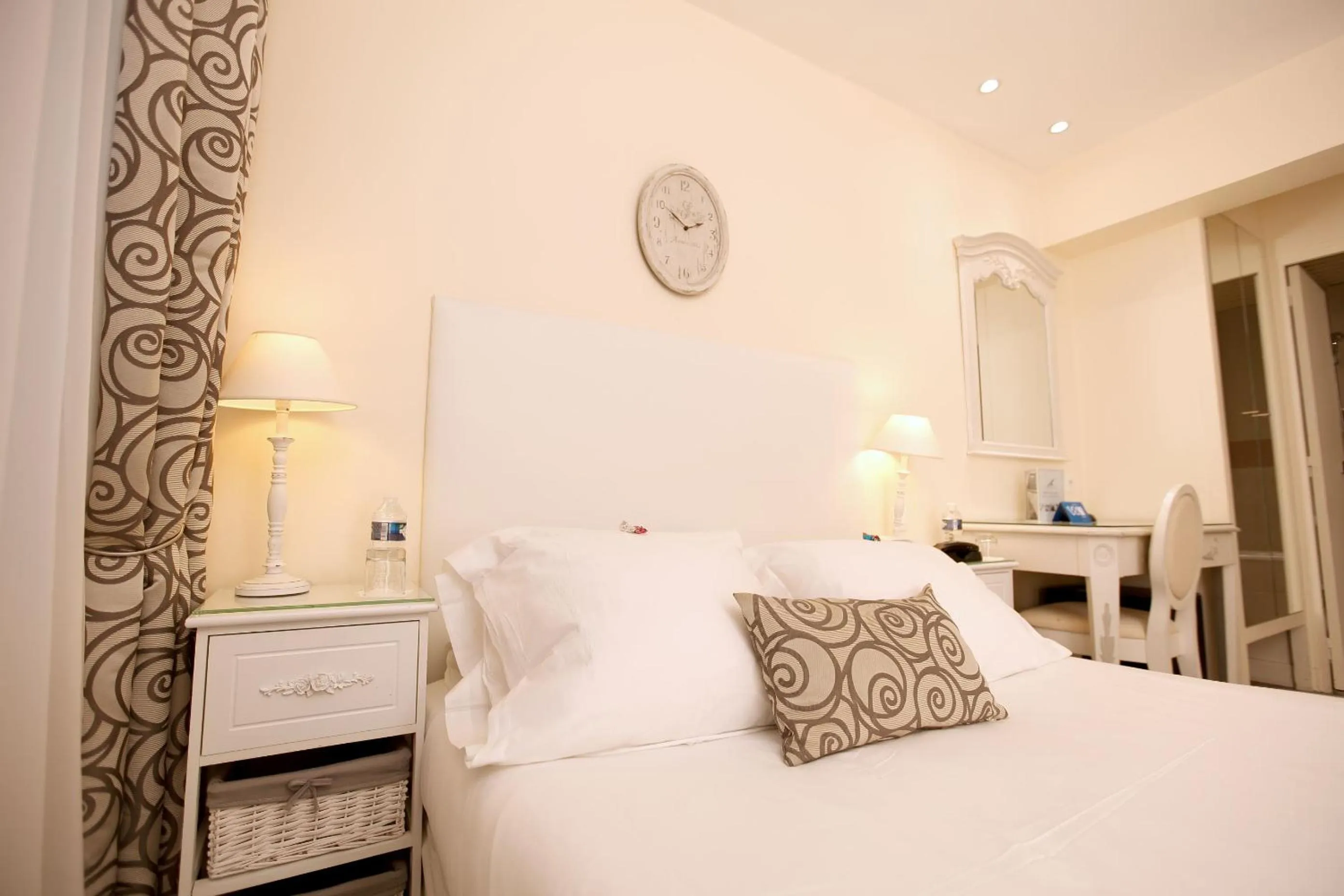 Bed in Arcadie Montparnasse