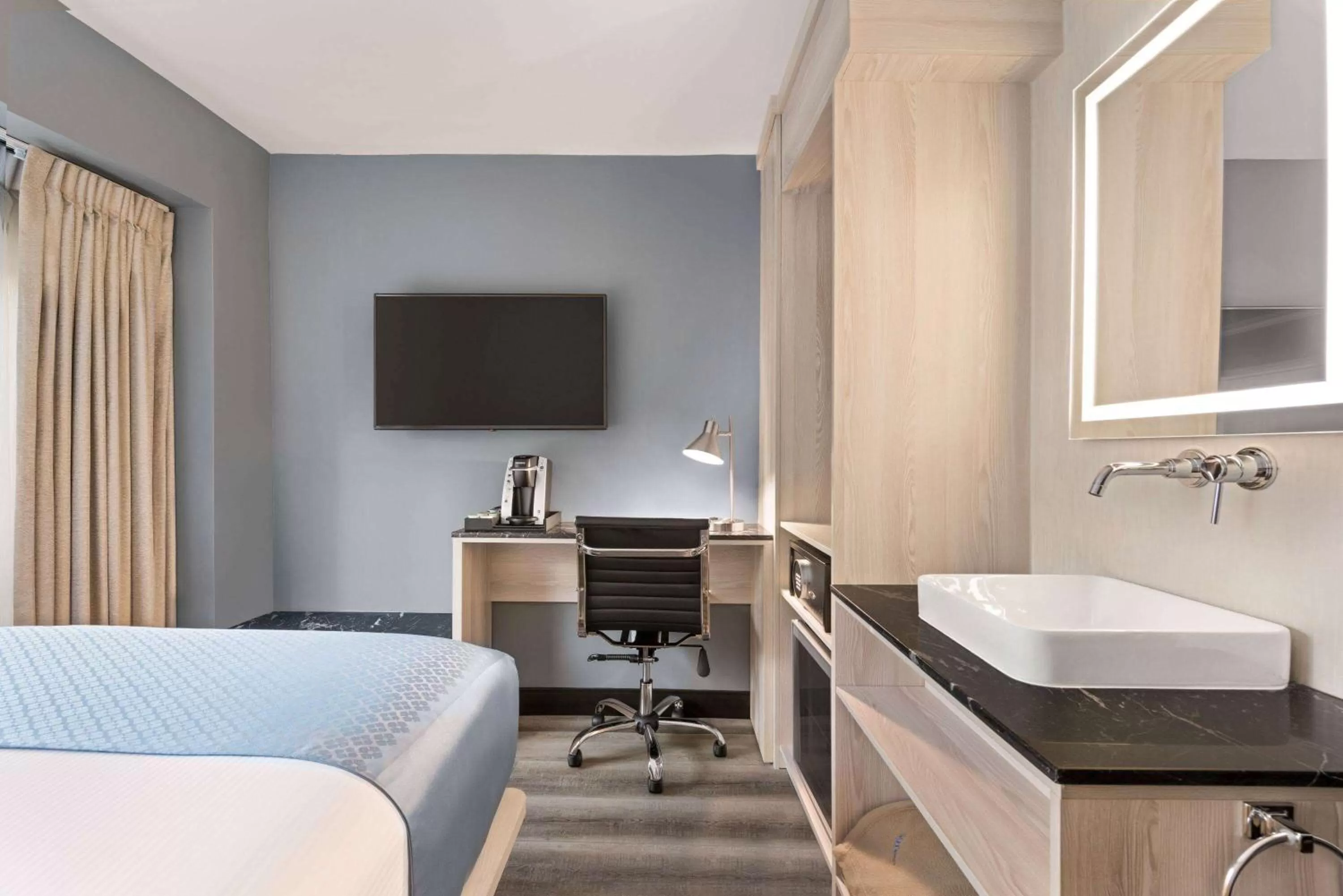 Photo of the whole room, Bed in Wingate by Wyndham New York Midtown South/5th Ave