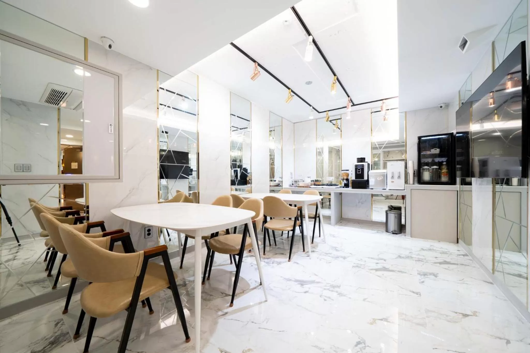 Restaurant/places to eat in Ytt Hotel